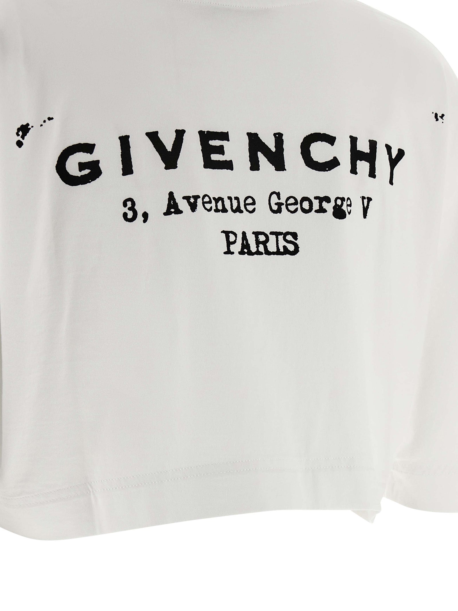 T-shirt blanc en coton de Givenchy, style décontracté avec logo discret, porté sur mannequin.