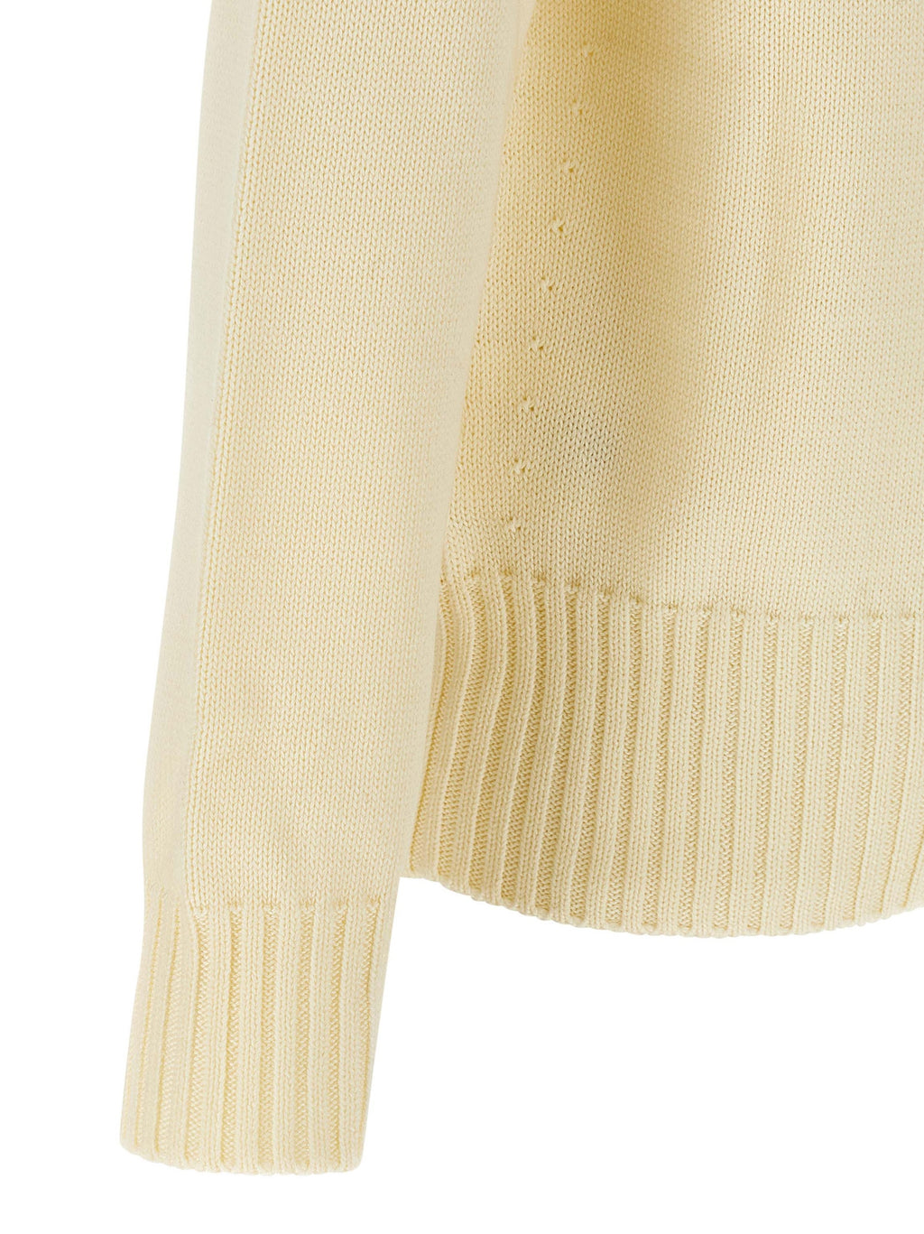 Cardigan en coton beige Givenchy, vue en gros plan, détaillant la texture douce et le design élégant du vêtement.