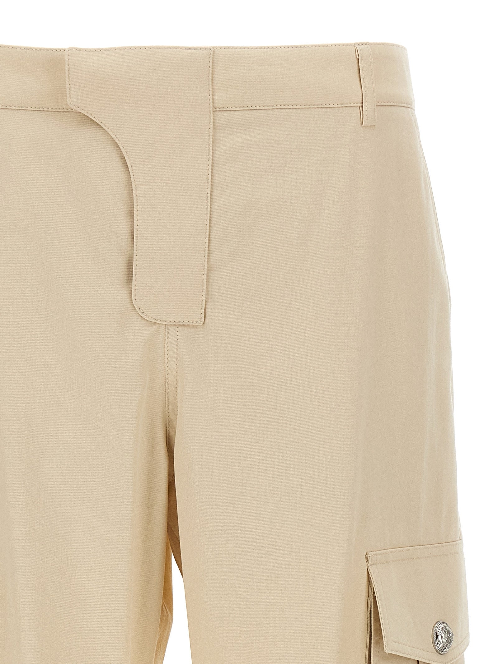 Pantalons cargo beige en coton de la marque Balmain, avec poches latérales et coupe décontractée, visibles sur l'image.