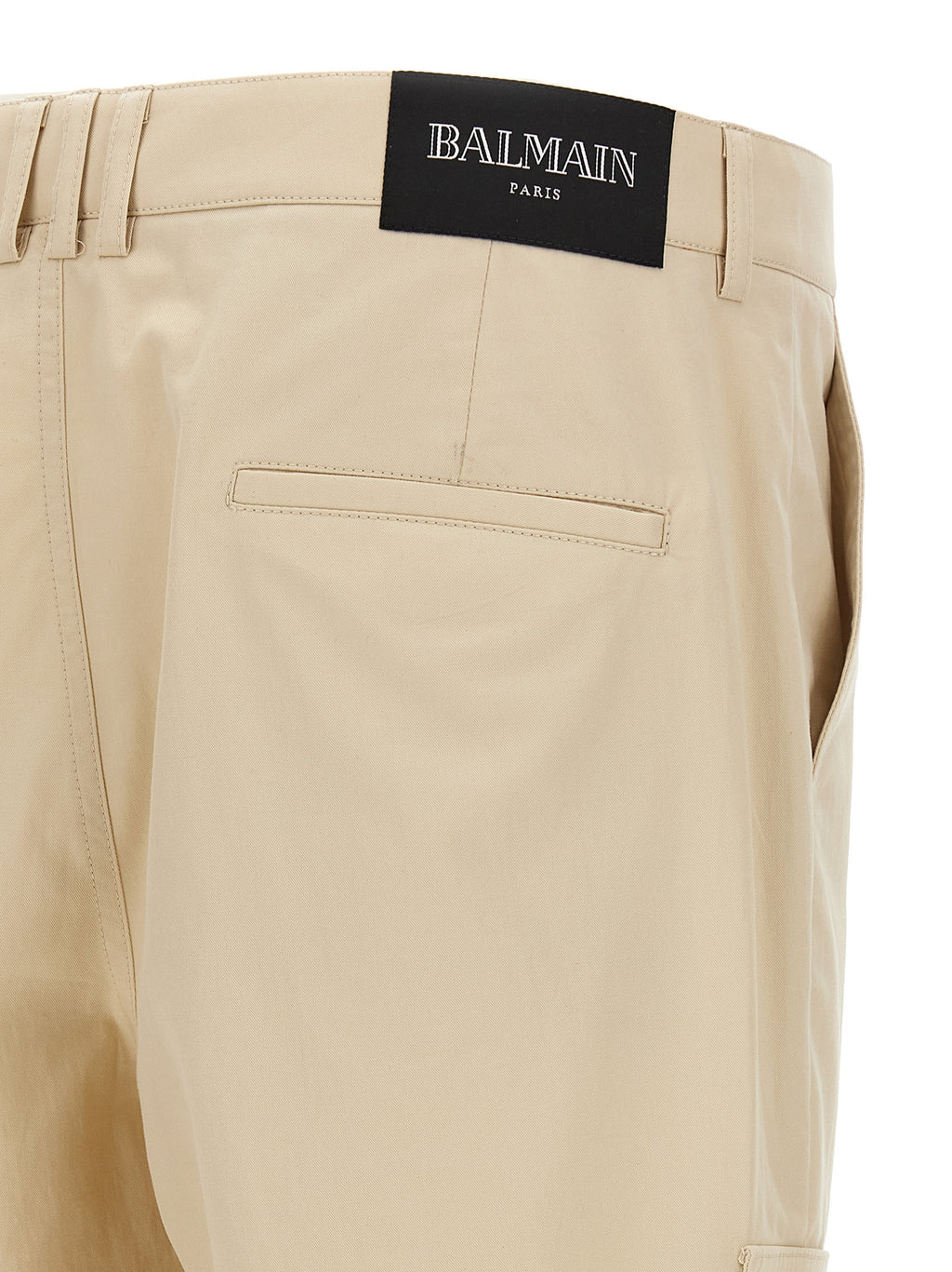 Pantalons cargo beige en coton de la marque Balmain, coupe décontractée, détails de poches visibles.