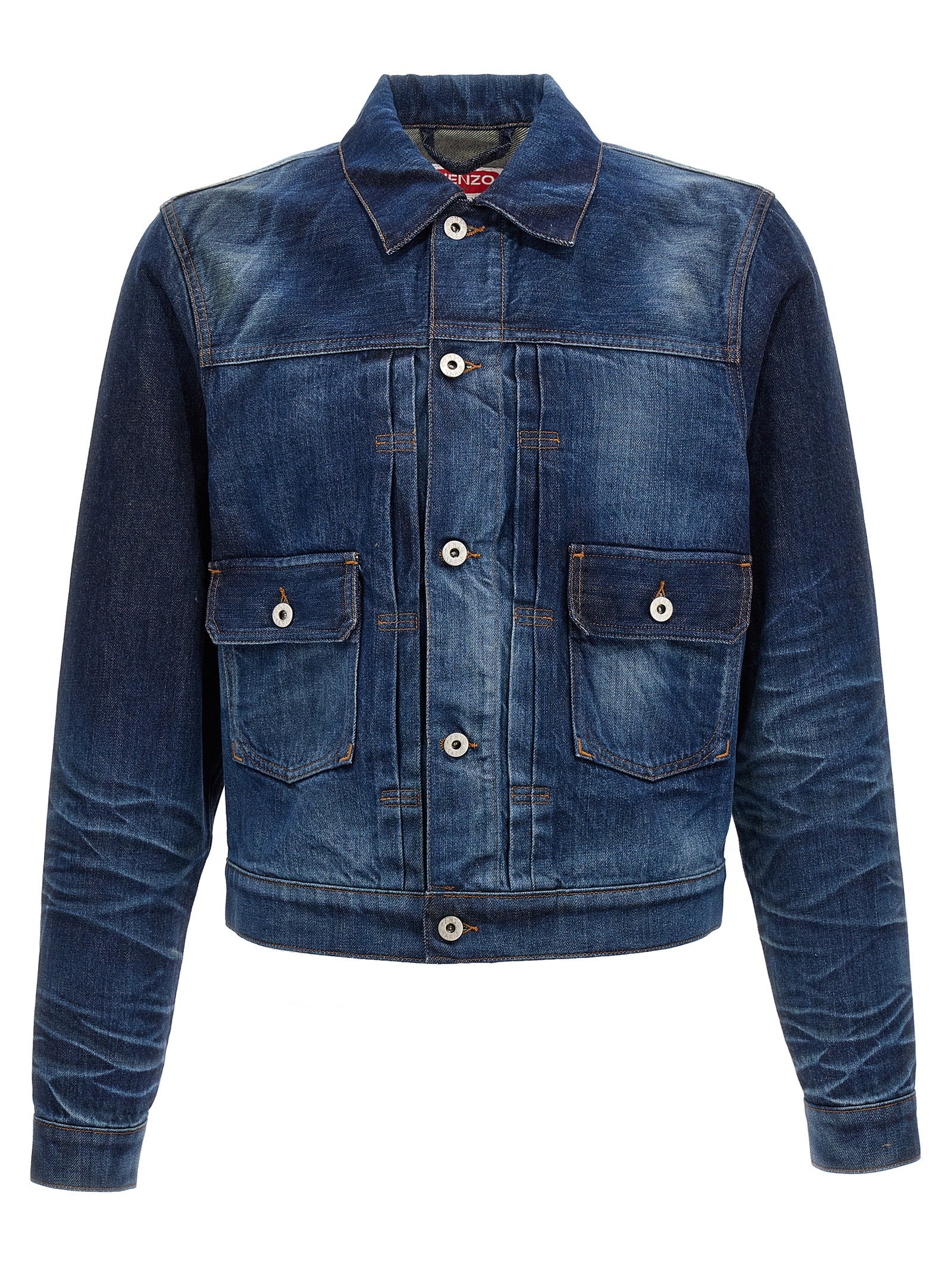 Veste en denim en coton bleu Kenzo, coupe classique avec détails modernes, visible sur le mannequin.