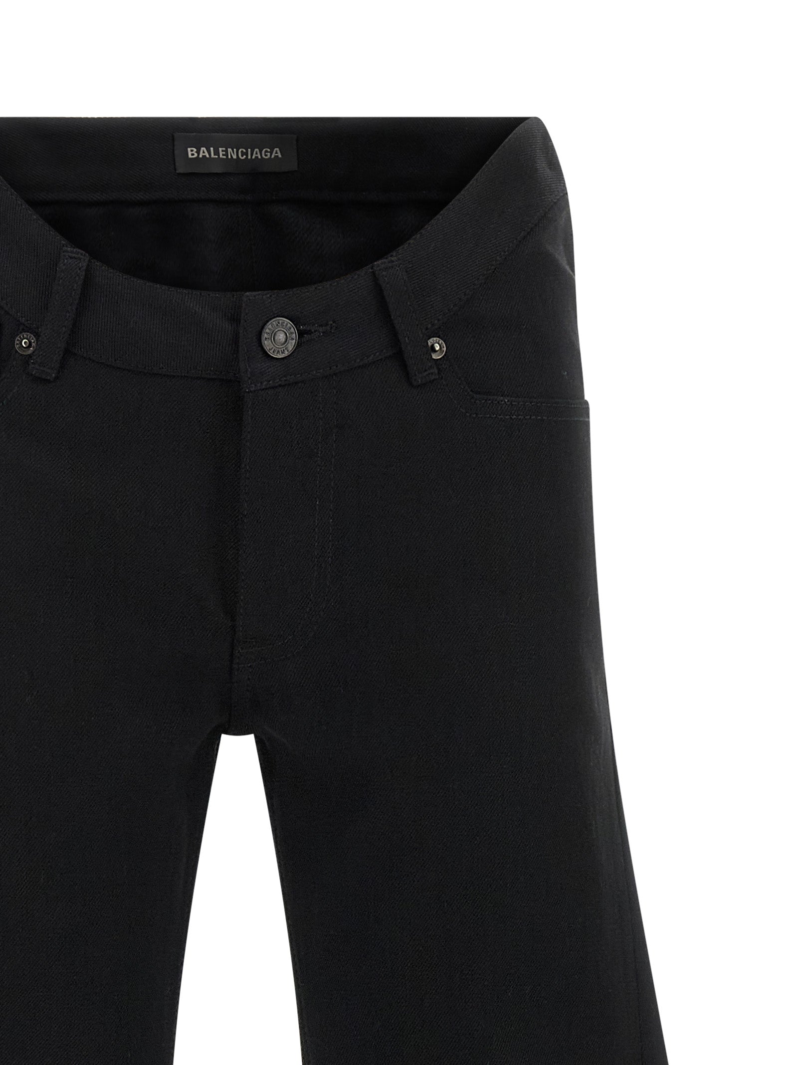 Jean évasé en coton noir de la marque Balenciaga, coupe tendance, détail des coutures et style moderne.