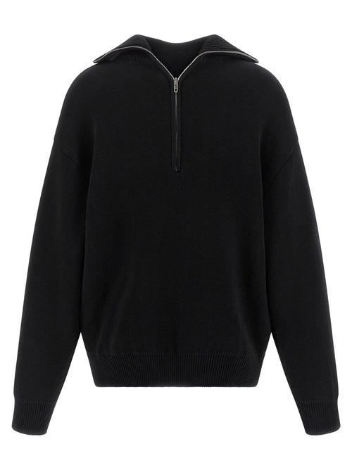 Cardigan en coton noir Balenciaga, coupe classique avec logo discret, porté sur un modèle.