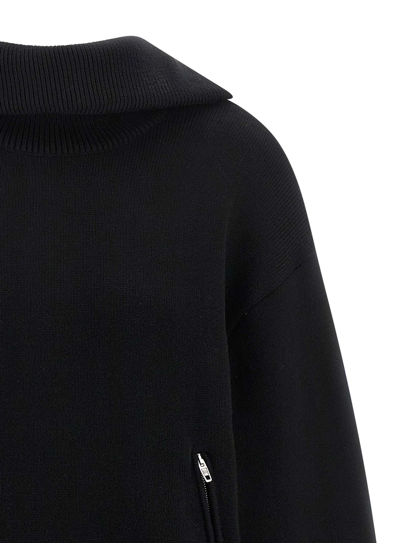 Cardigan en coton noir de Balenciaga, vue de face, avec col rond et boutons sur le devant, mode élégante et décontractée.