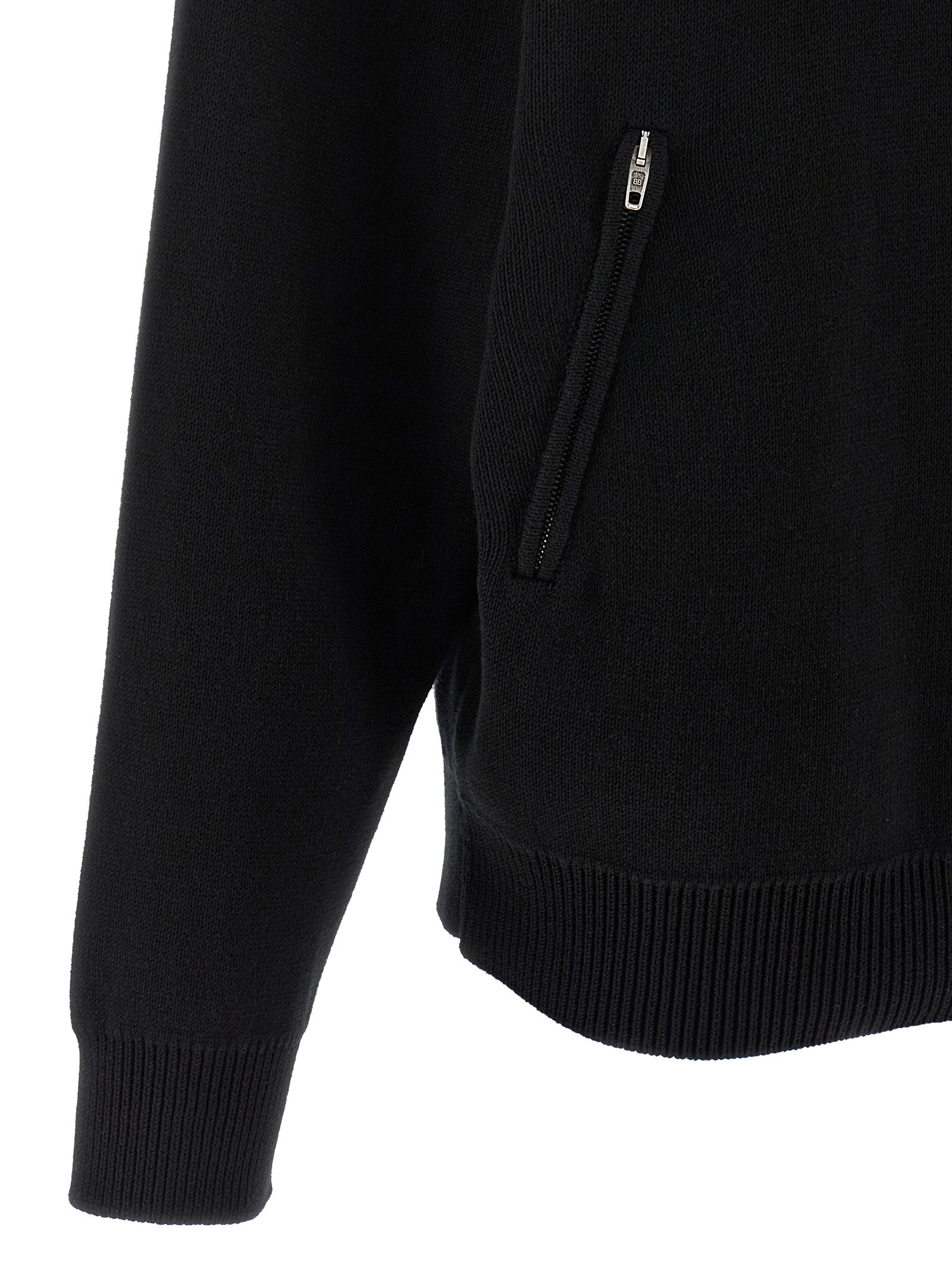 Cardigan en coton noir de Balenciaga, image montrant le design épuré et la texture douce du vêtement.