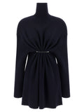 Robe courte en laine bleue de Balenciaga, coupe élégante et moderne, portée avec des détails sophistiqués.