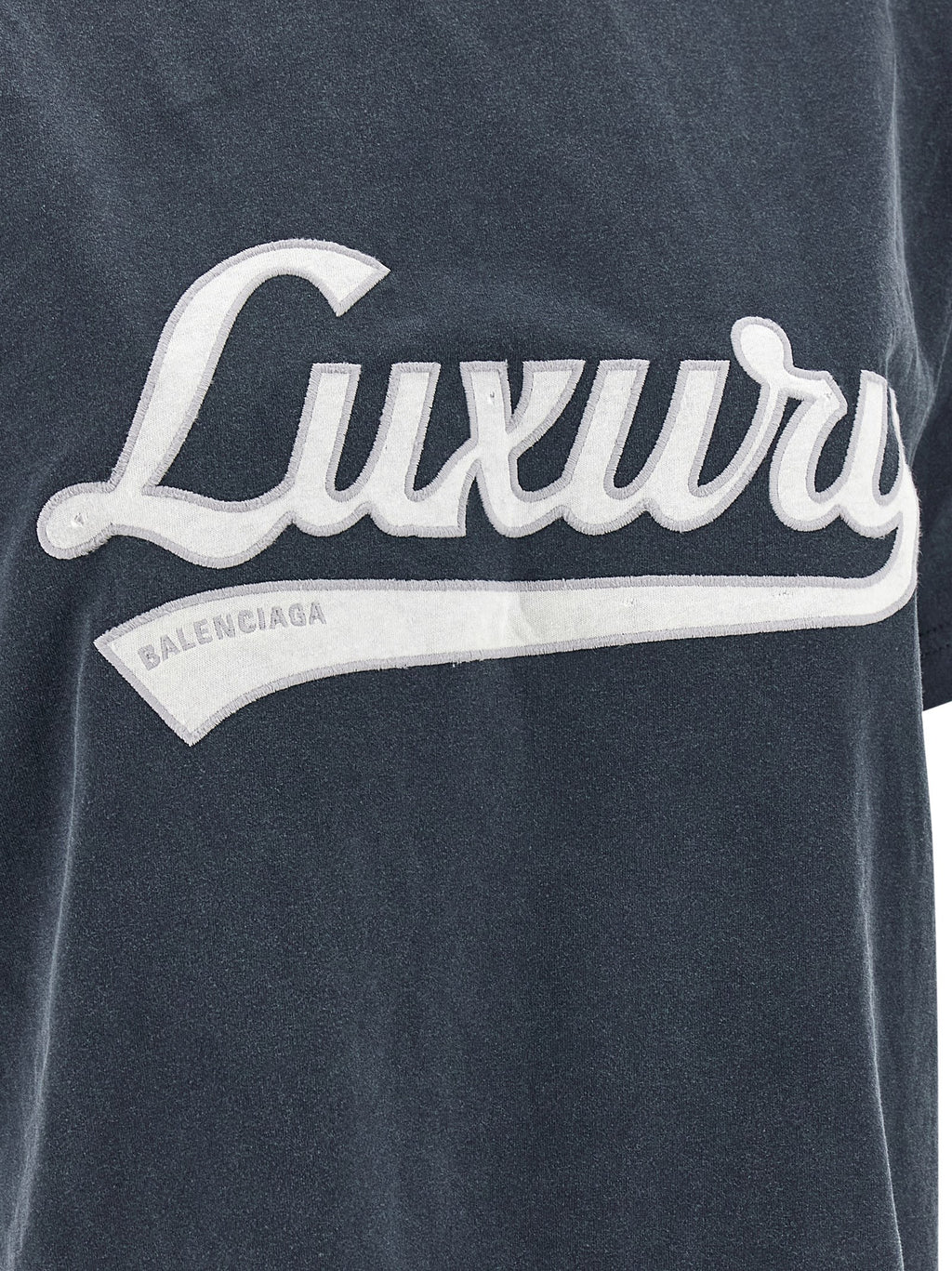 Vêtement de sport en coton bleu Balenciaga, style décontracté et moderne, visible dans l'image.