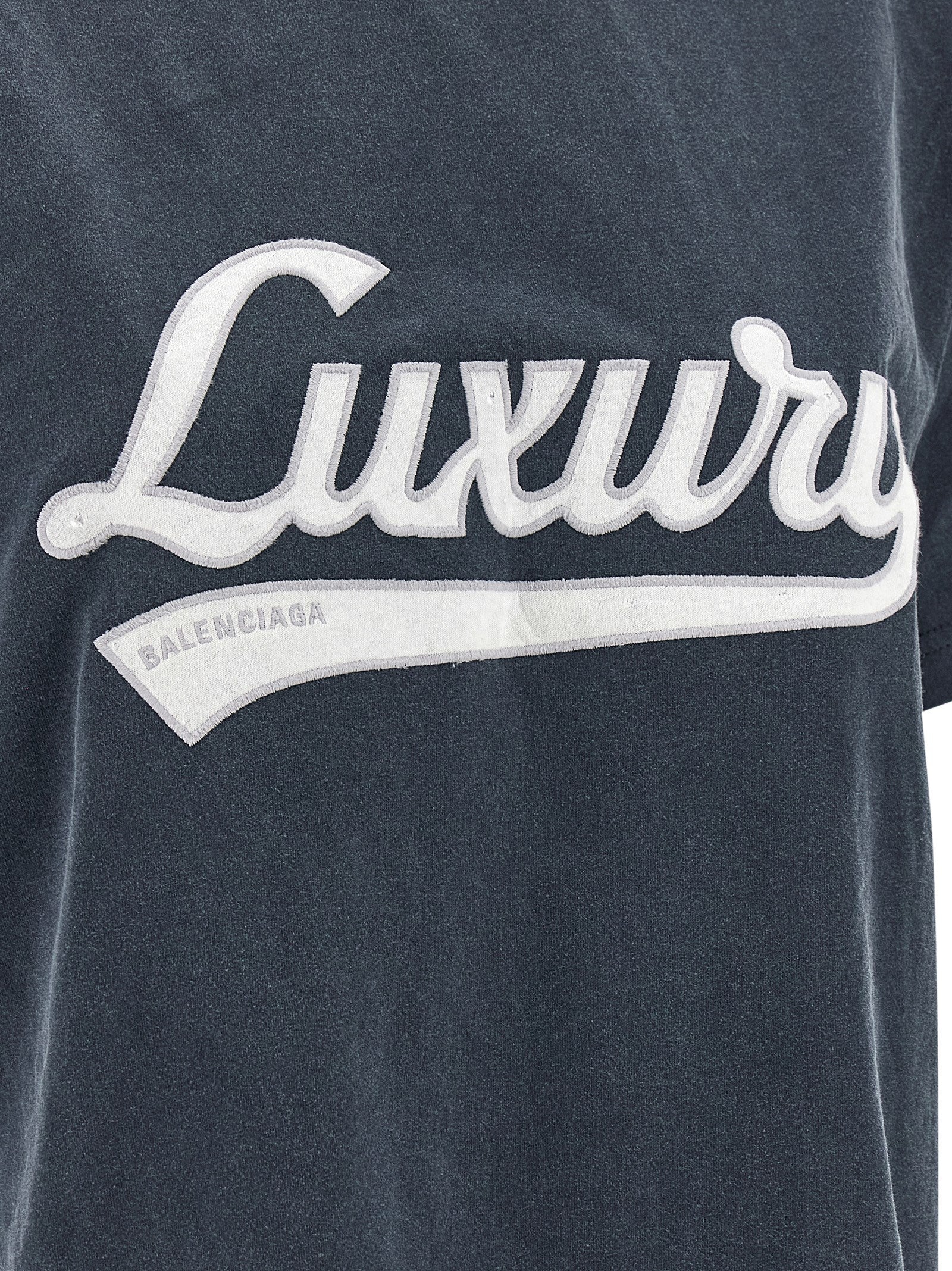 Vêtement de sport en coton bleu Balenciaga, style décontracté et moderne, visible dans l'image.