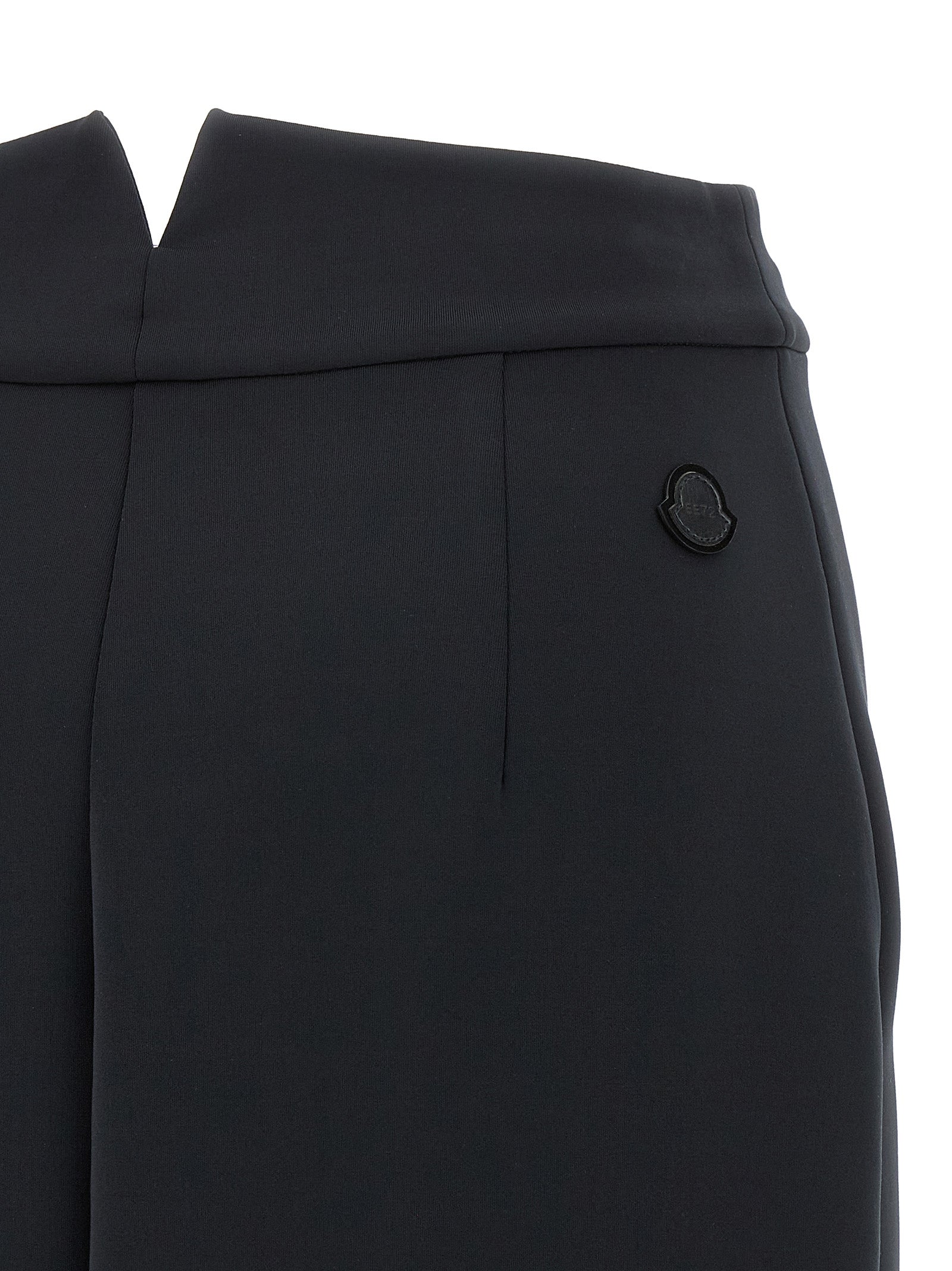 Jupe midi en polyester noir de la marque MONCLER GENIUS, style élégant et moderne, visible avec un tissu lisse et une coupe droite.