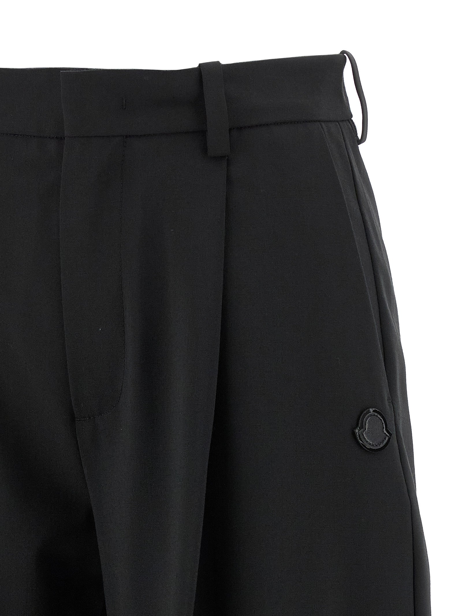 Pantalon de costume en polyester noir de la marque MONCLER GENIUS, coupe élégante et moderne pour homme.