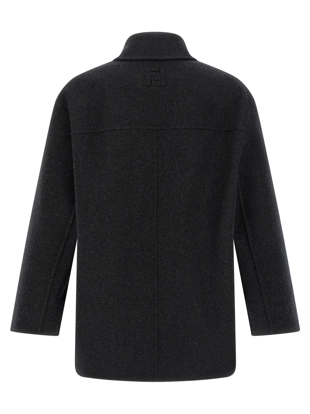 Manteau gris en laine vierge de Fendi, coupe classique avec col et boutons, porté sur un mannequin dans un environnement intérieur.