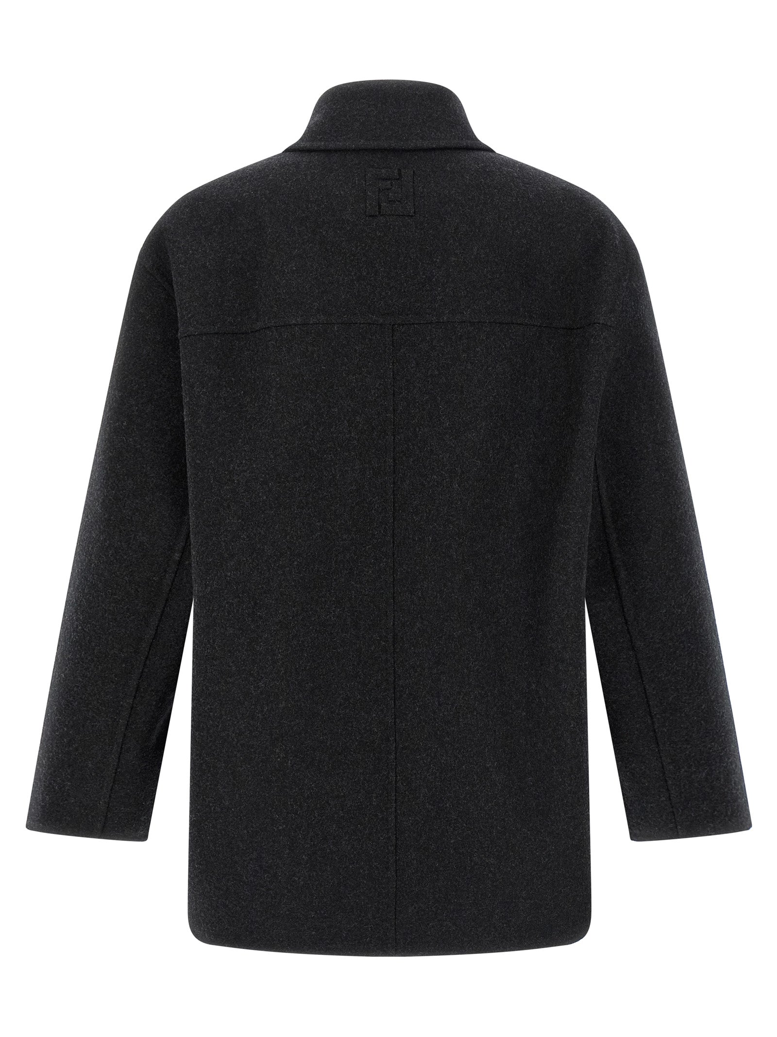 Manteau gris en laine vierge de Fendi, coupe classique avec col et boutons, porté sur un mannequin dans un environnement intérieur.