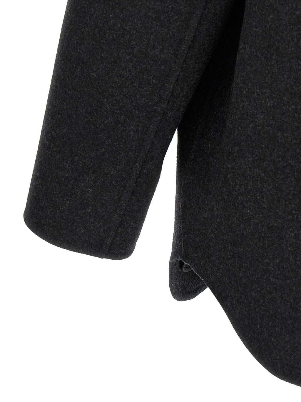 Manteau gris en laine vierge de la marque Fendi, porté sur un mannequin, élégant et chaud.