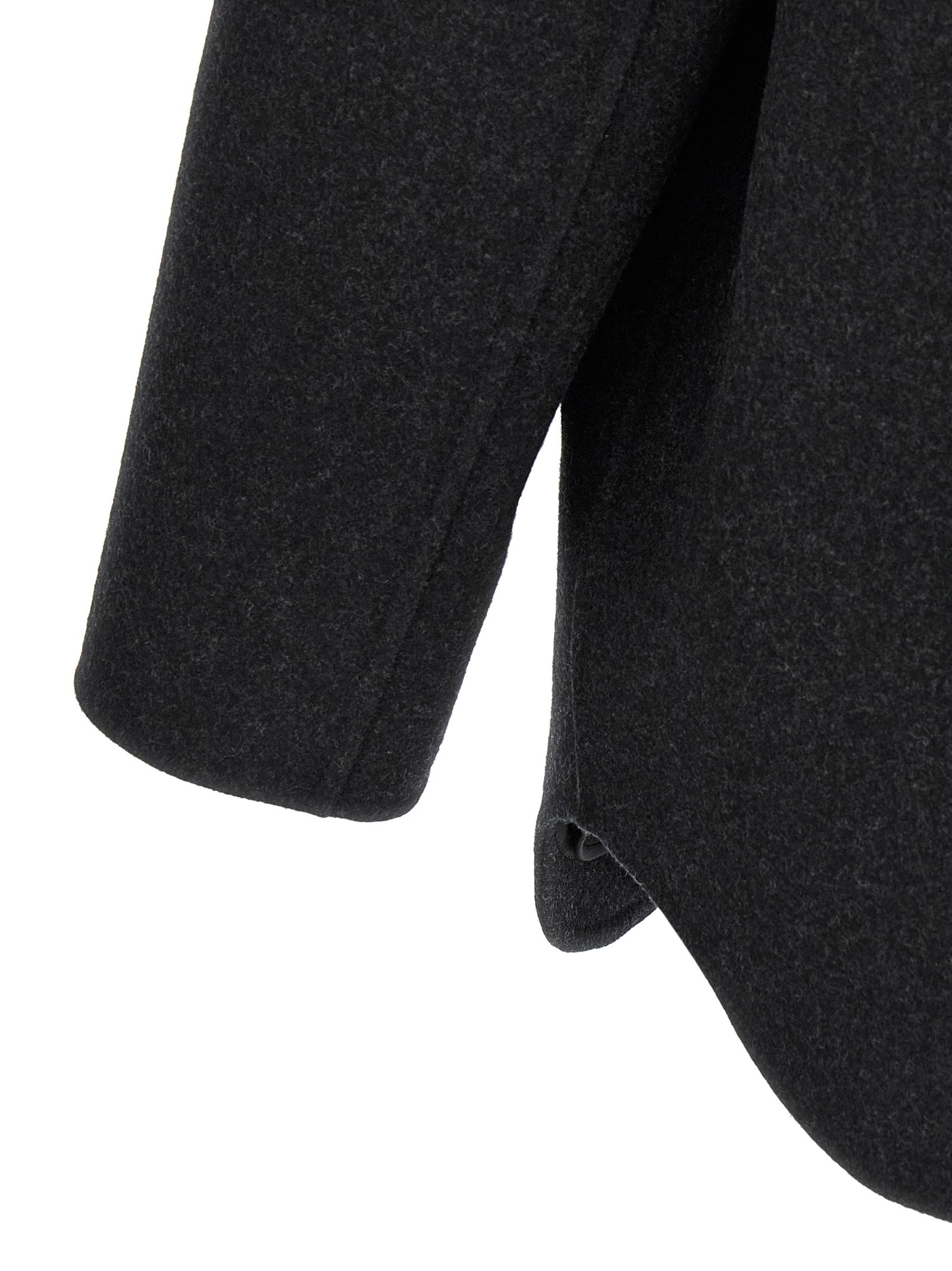 Manteau gris en laine vierge de la marque Fendi, porté sur un mannequin, élégant et chaud.
