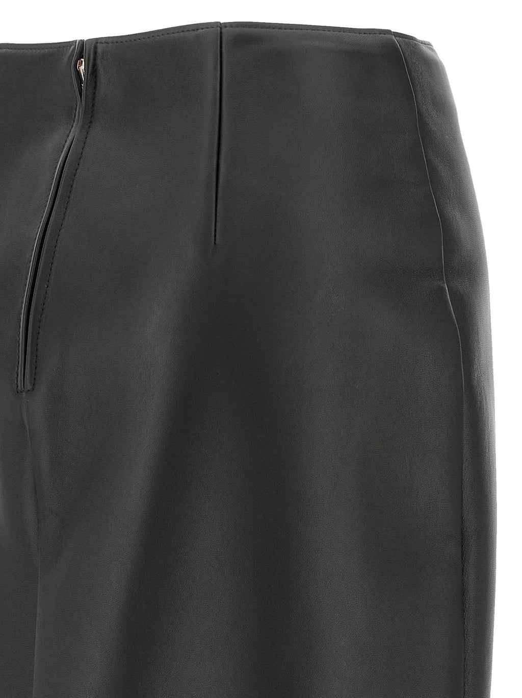 Jupe midi en cuir d'agneau noir de Fendi, élégante et texturée, portée sur un mannequin avec un fond neutre.