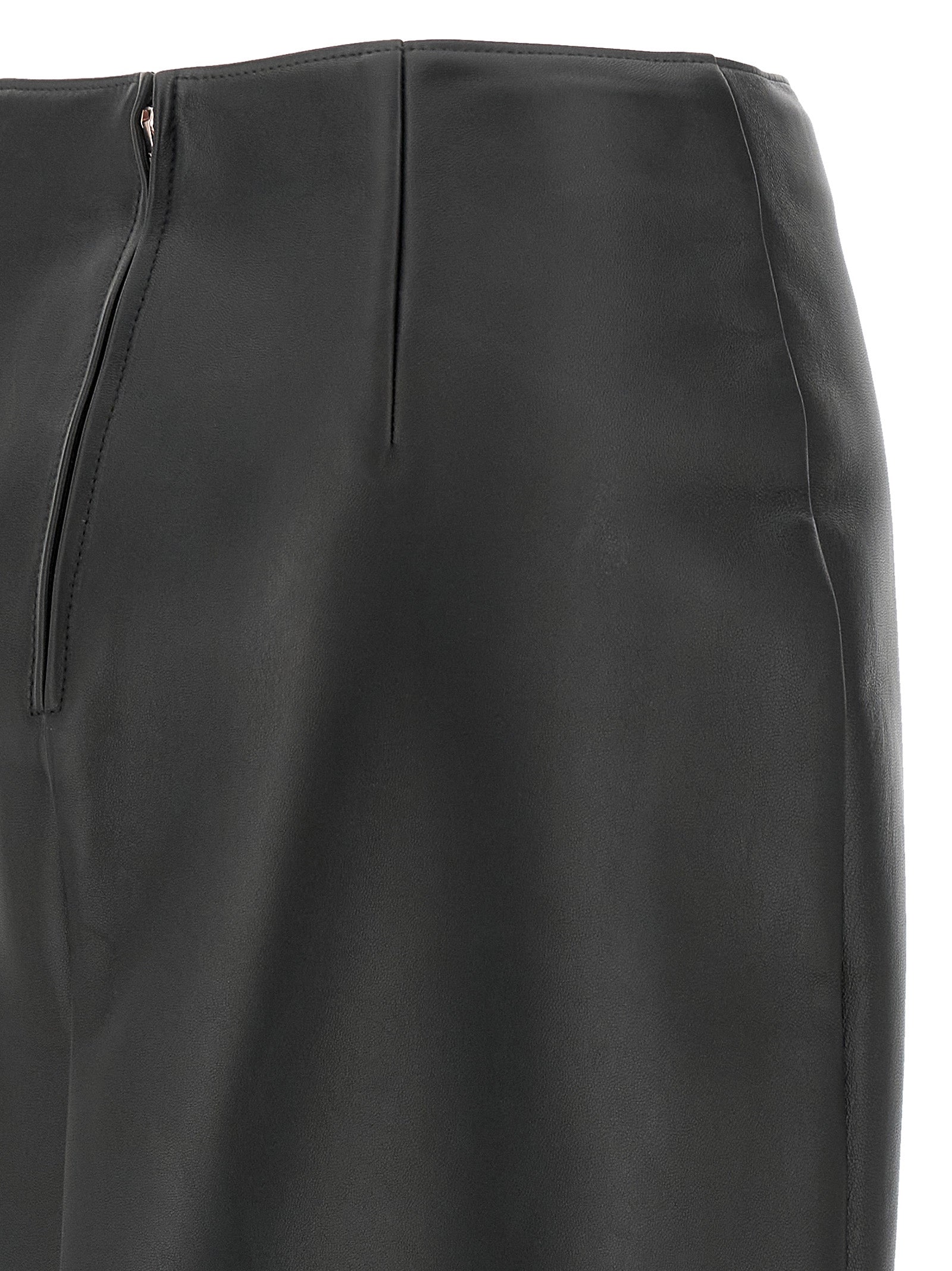 Jupe midi en cuir d'agneau noir de Fendi, élégante et texturée, portée sur un mannequin avec un fond neutre.