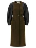 Manteau bicolore en viscose de Fendi, coupe élégante avec boutons et poches, porté sur un mannequin.