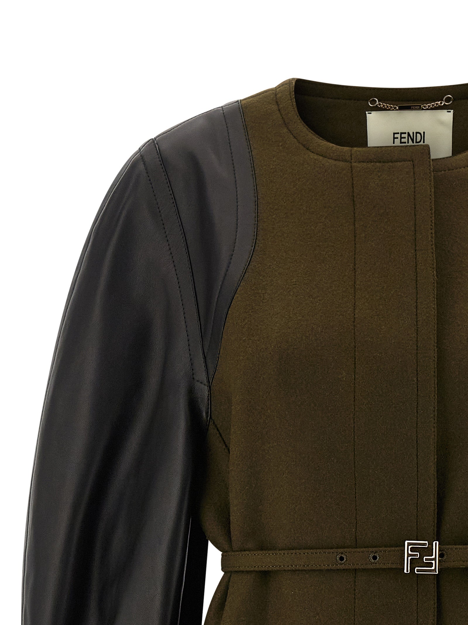 Manteau bicolore en viscose de Fendi, coupe élégante avec détails modernes, porté sur un mannequin.