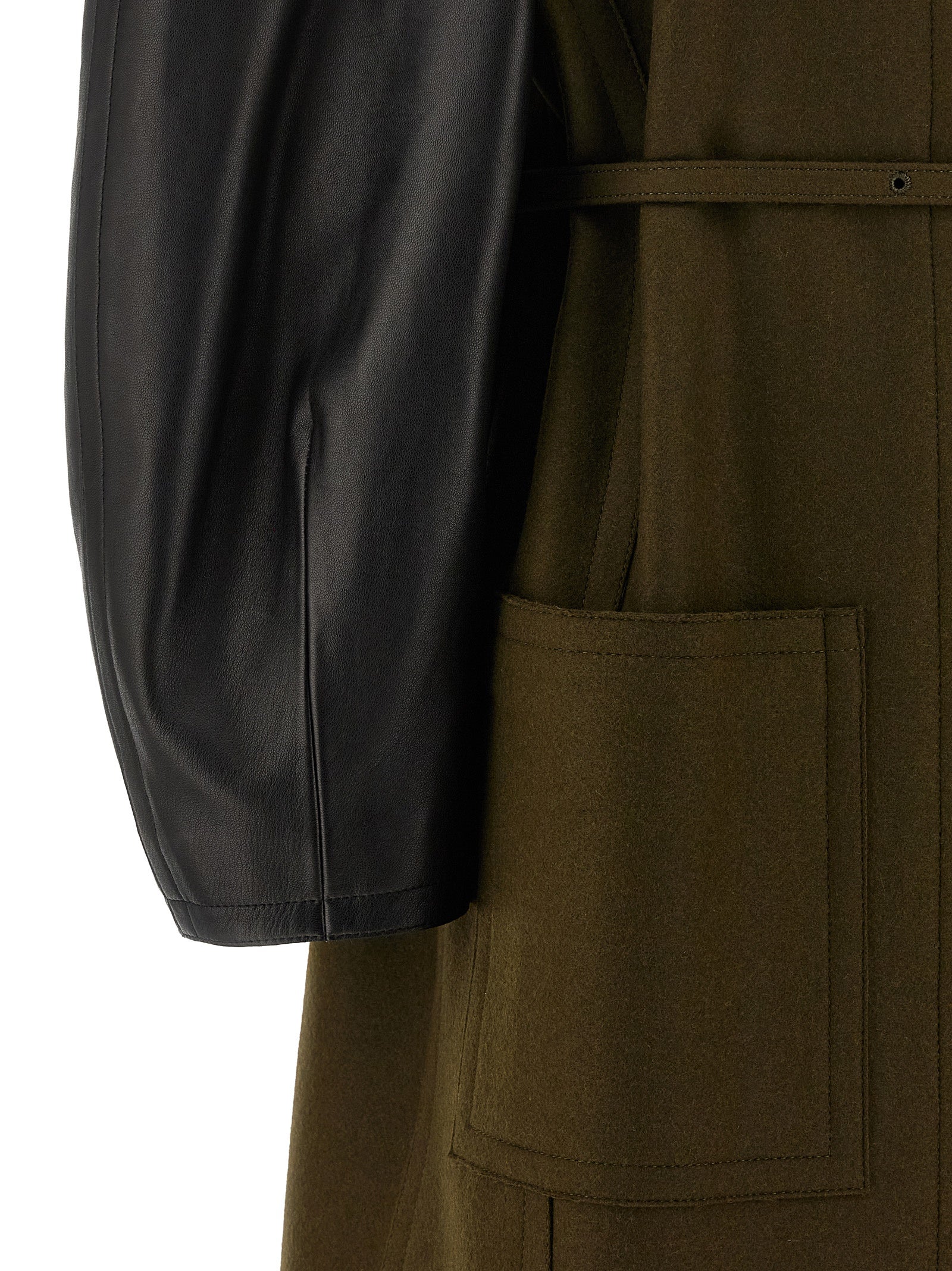 Manteau en viscose bicolore de la marque Fendi, montrant la coupe élégante et les détails de finition raffinés.
