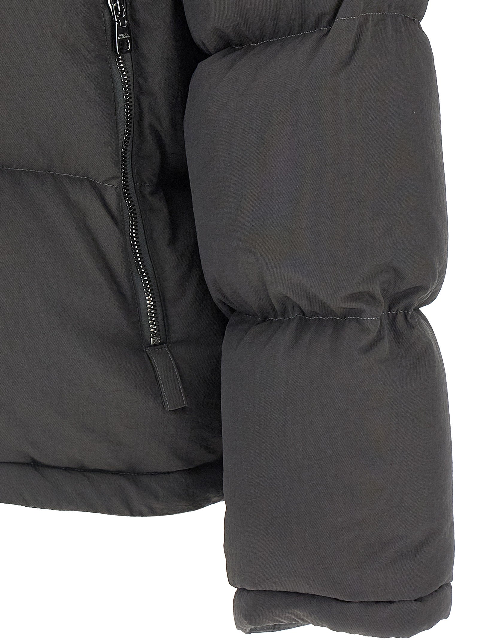 Veste longue en polyamide gris de Dolce & Gabbana, élégante et moderne, visible en détail dans l'image.
