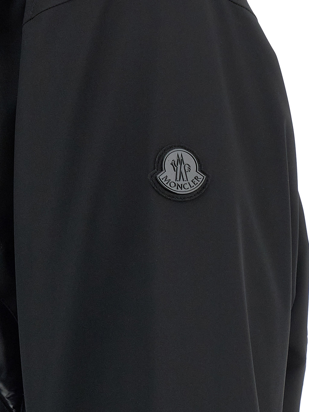Veste longue en polyamide noir de la collection MONCLER GENIUS, coupe élégante et moderne, adaptée pour le froid.