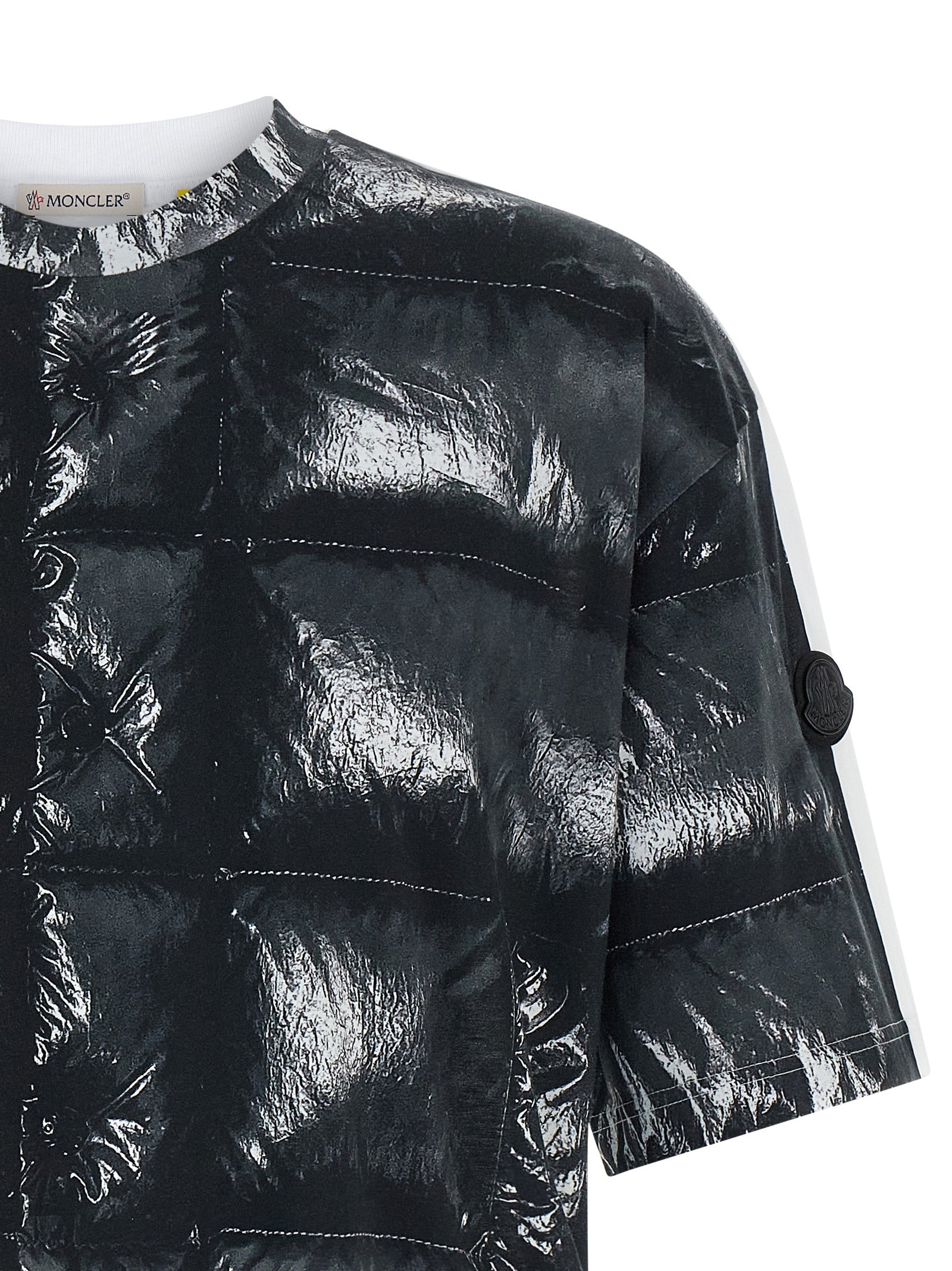 T-shirt en coton noir MONCLER GENIUS, coupe classique, près du corps, avec logo discret sur la poitrine.