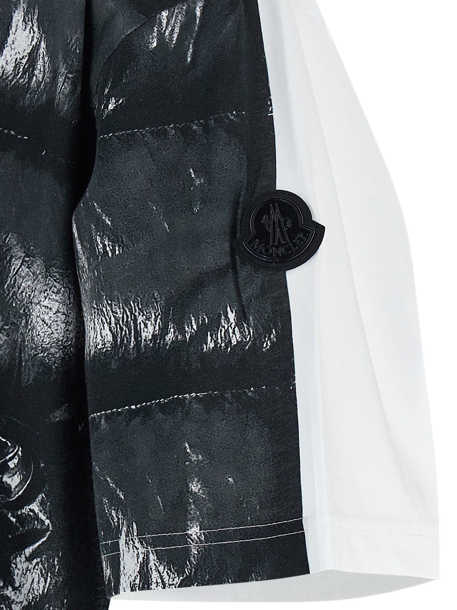 T-shirt en coton noir MONCLER GENIUS, coupe classique et design épuré, visible en détail sur l'image.