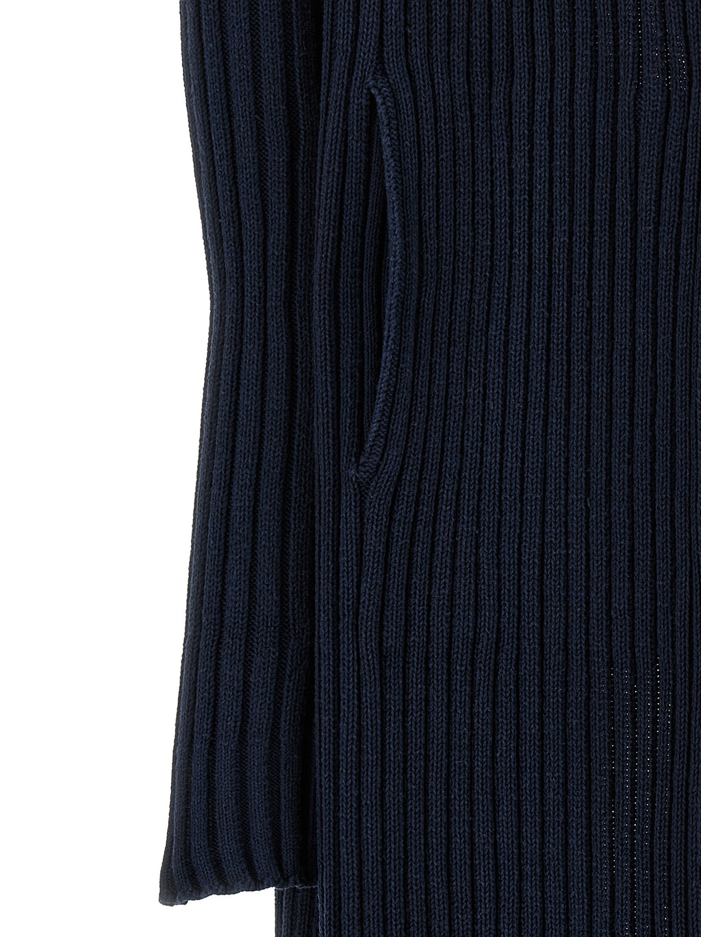 Cardigan en polyester bleu de Balenciaga, détail de la texture et du design élégant, porté ou posé à plat.