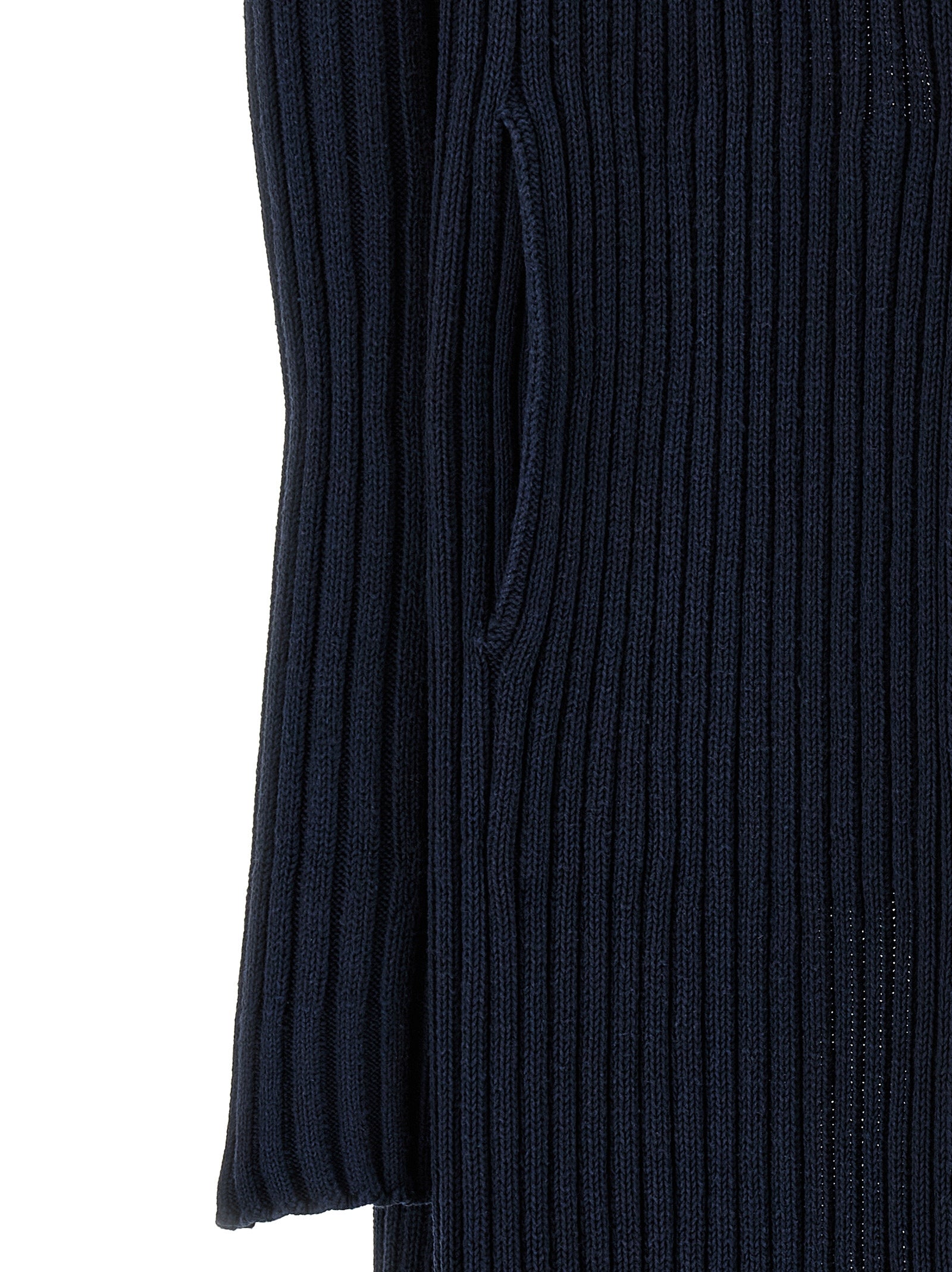 Cardigan en polyester bleu de Balenciaga, détail de la texture et du design élégant, porté ou posé à plat.