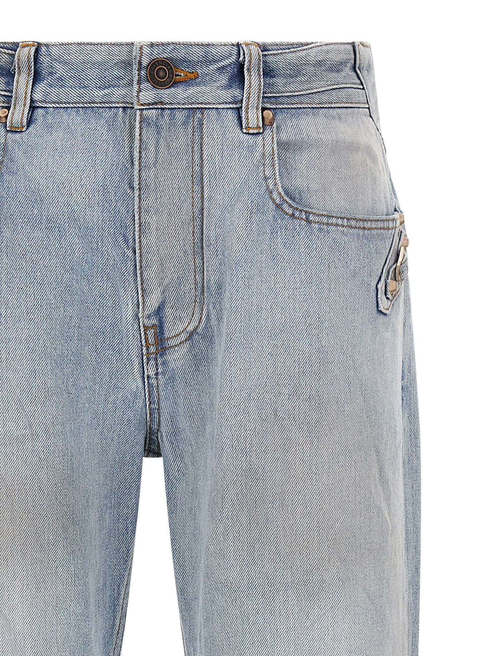 Jeans droits en coton bleu Balenciaga, mode décontractée, visible détails de couture et coupe classique sur fond neutre.