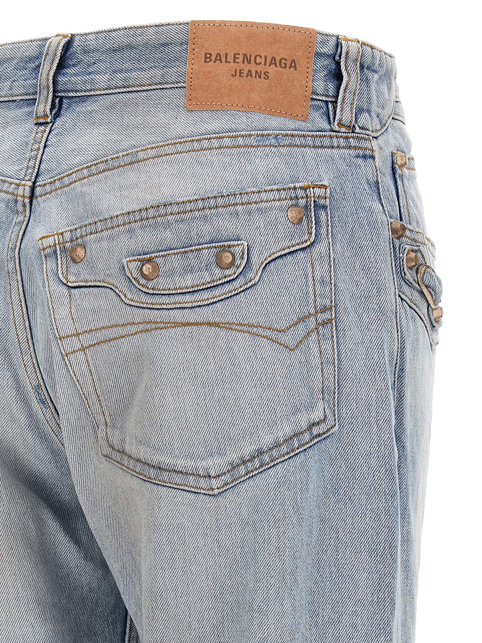 Jeans droits en coton bleu de Balenciaga, vue de face, avec coupe classique et détails de couture visibles.