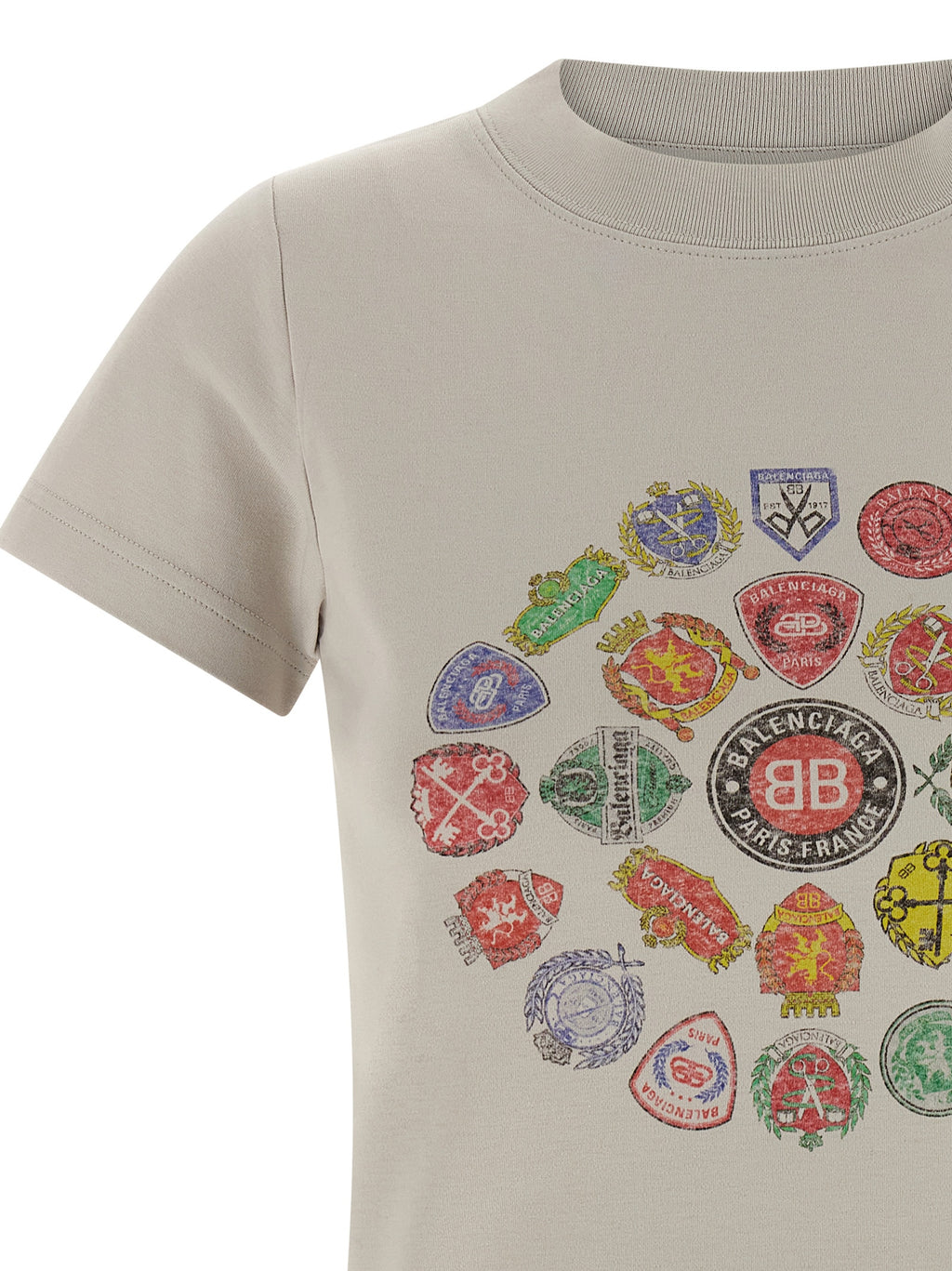 T-shirt gris en coton de la marque Balenciaga, coupe classique et logo discret visible sur le devant.