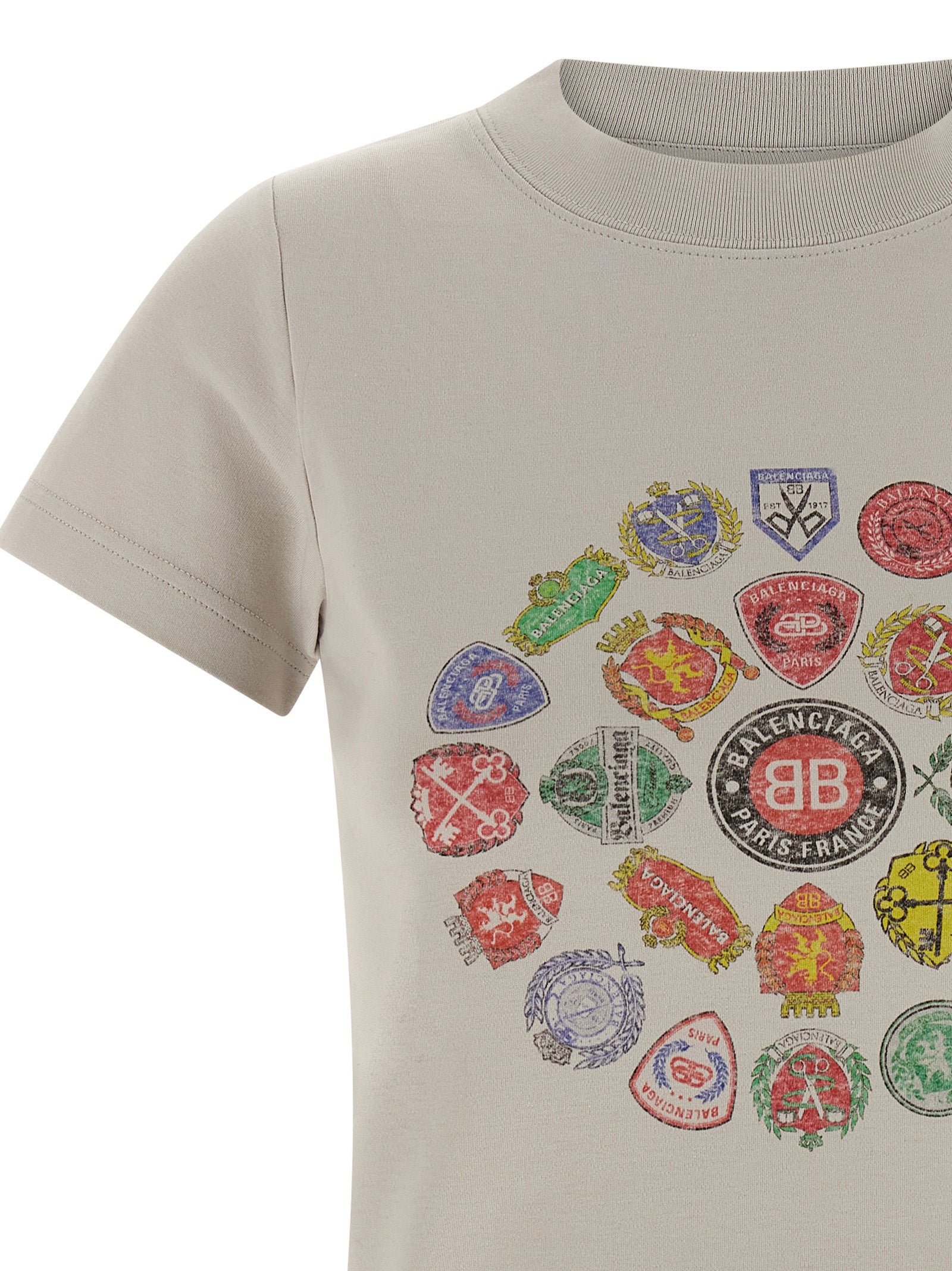 T-shirt gris en coton de la marque Balenciaga, coupe classique et logo discret visible sur le devant.