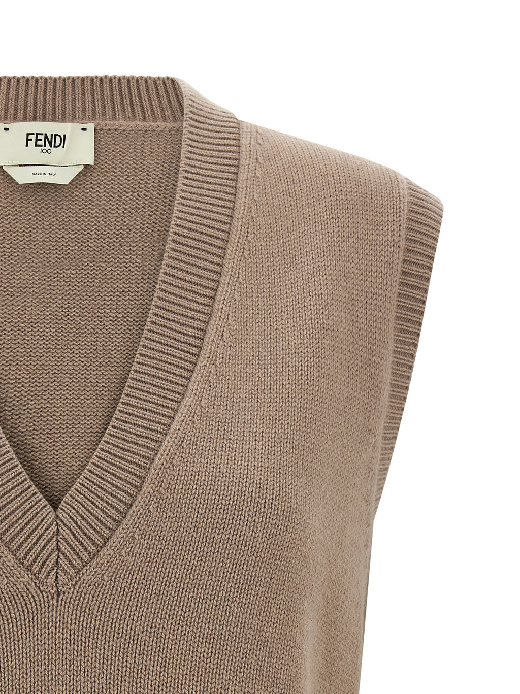 Veste sans manches en cachemire beige de Fendi, élégante et douce, visible en détail sur cette image.