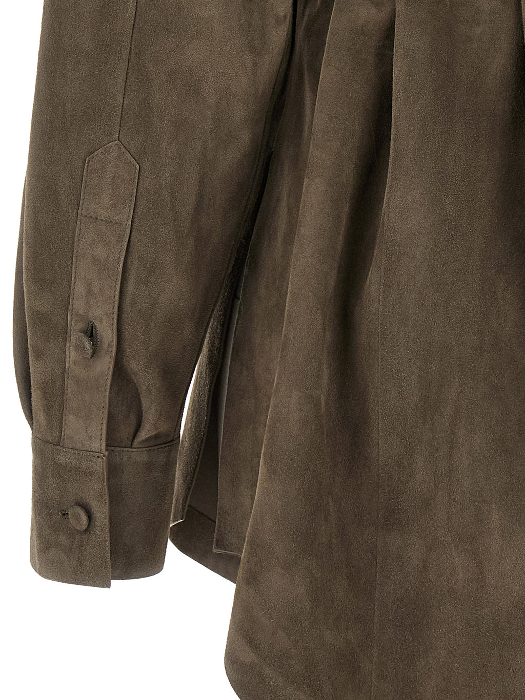 Chemise en cuir d'agneau gris Fendi, vue rapprochée du tissu et des détails élégants sur le devant.