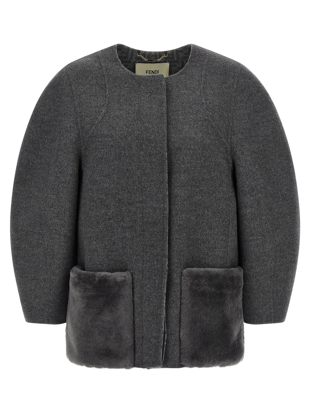 Manteau en laine vierge gris de Fendi, coupe élégante, porté sur un mannequin, détails de couture visibles.