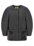Manteau en laine vierge gris de Fendi, coupe élégante, porté sur un mannequin, détails de couture visibles.