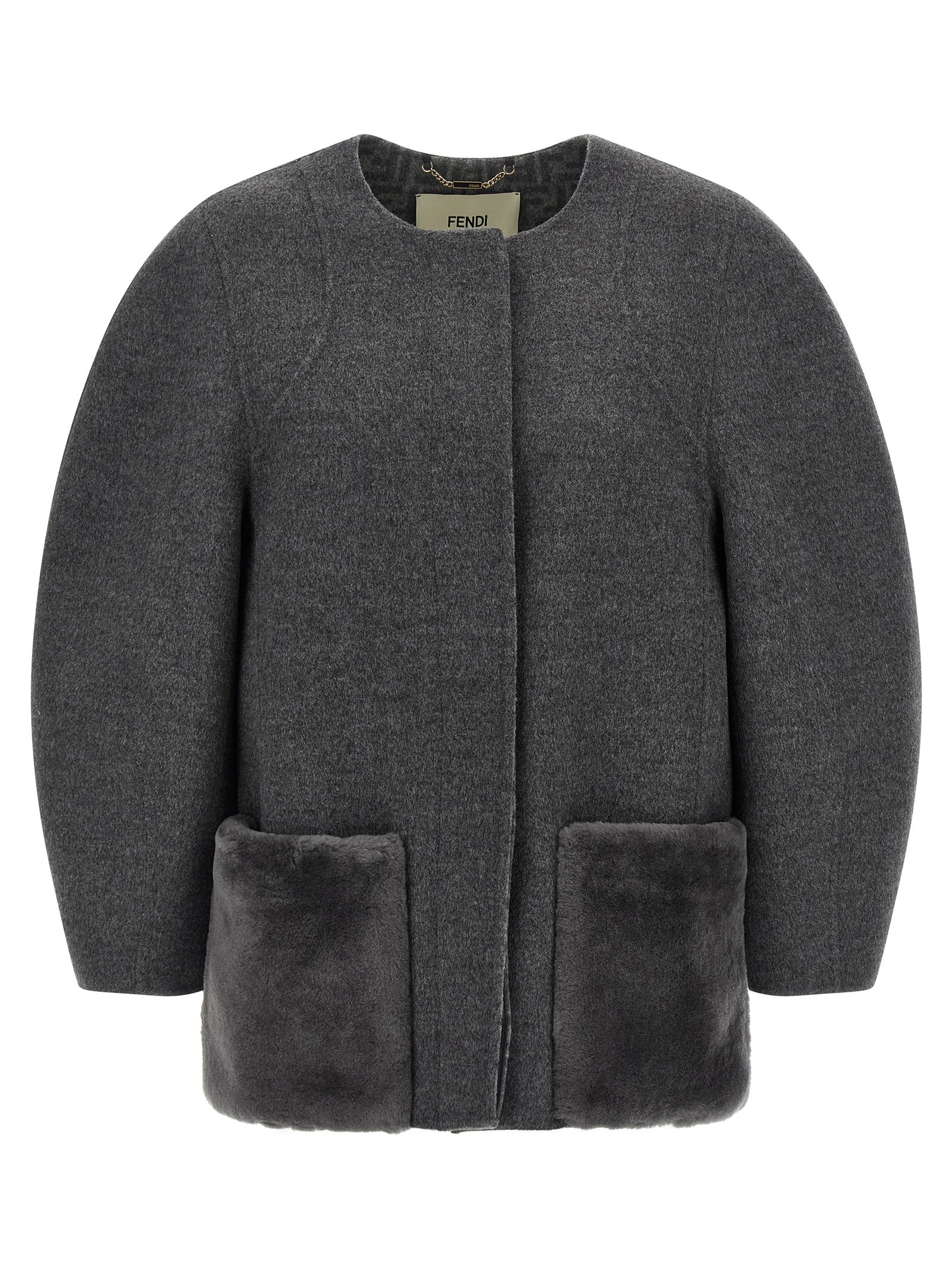 Manteau en laine vierge gris de Fendi, coupe élégante, porté sur un mannequin, détails de couture visibles.