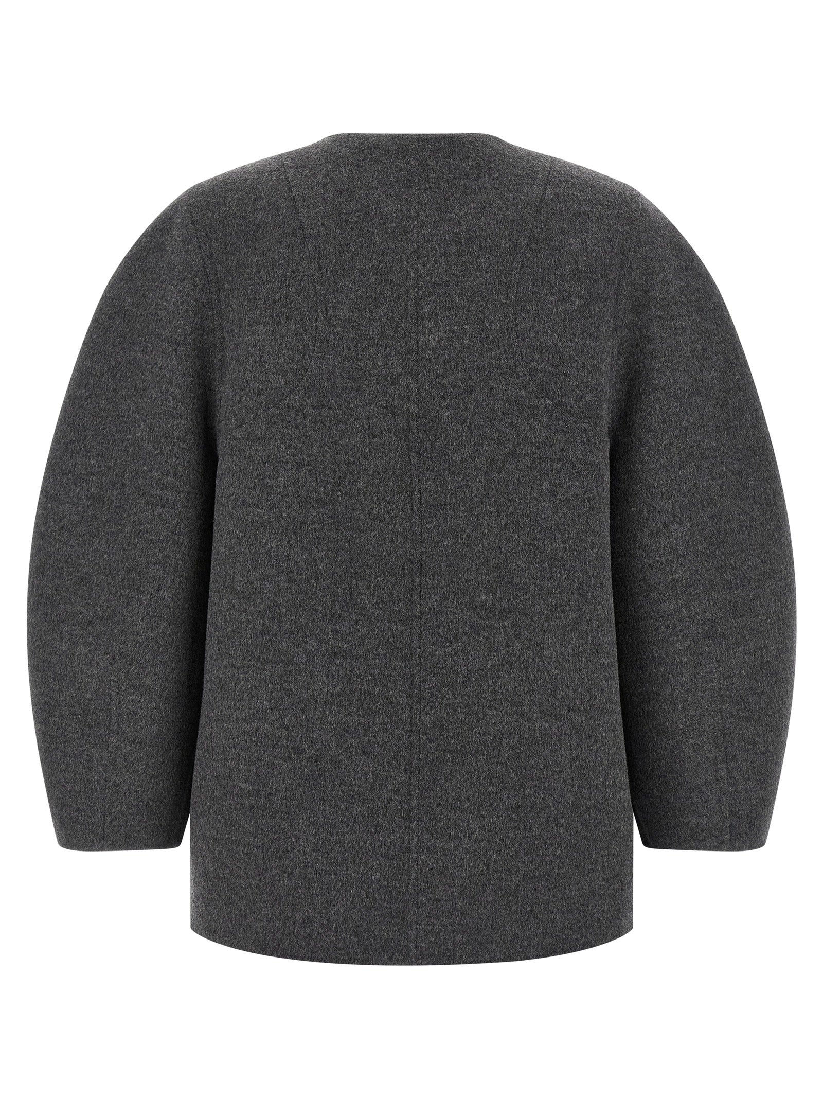 Manteau en laine vierge gris de Fendi, coupe élégante, porté sur un mannequin avec col classique et poches latérales.