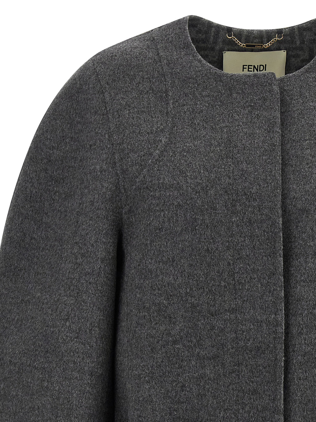 Manteau gris en laine vierge de Fendi, coupe élégante, porté sur un mannequin.