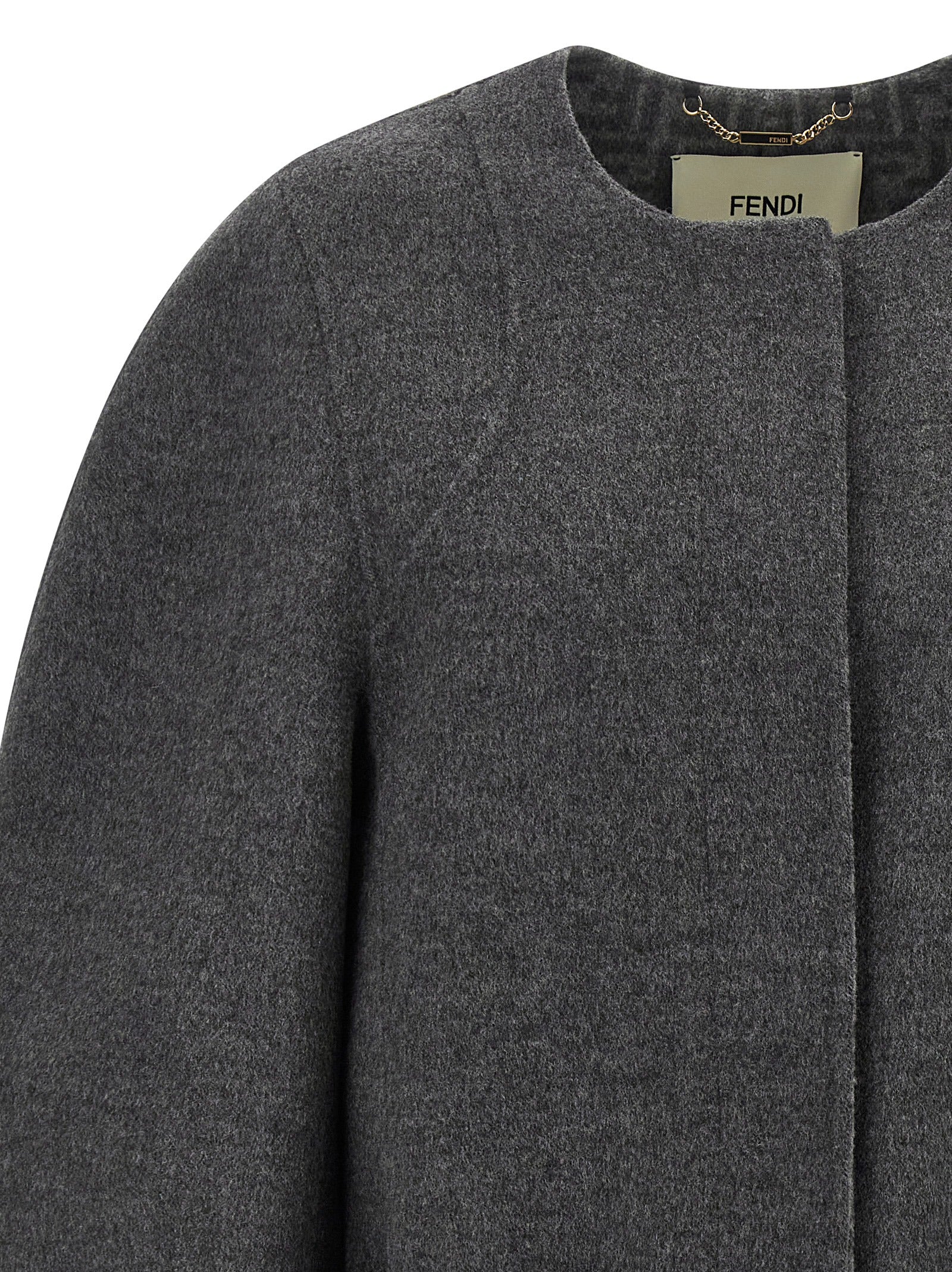 Manteau gris en laine vierge de Fendi, coupe élégante, porté sur un mannequin.