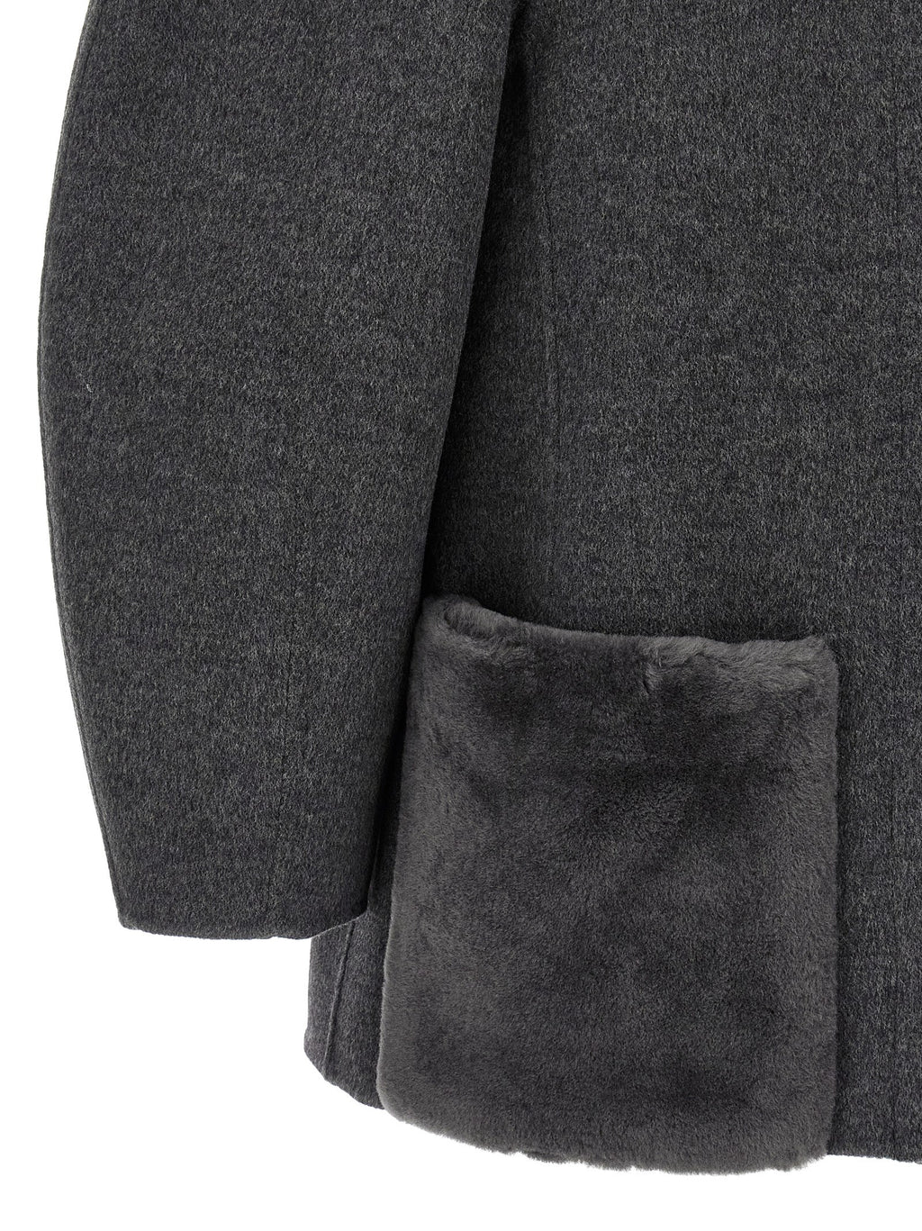 Manteau gris en laine vierge de Fendi, coupe élégante et détails sophistiqués, porté sur un mannequin.