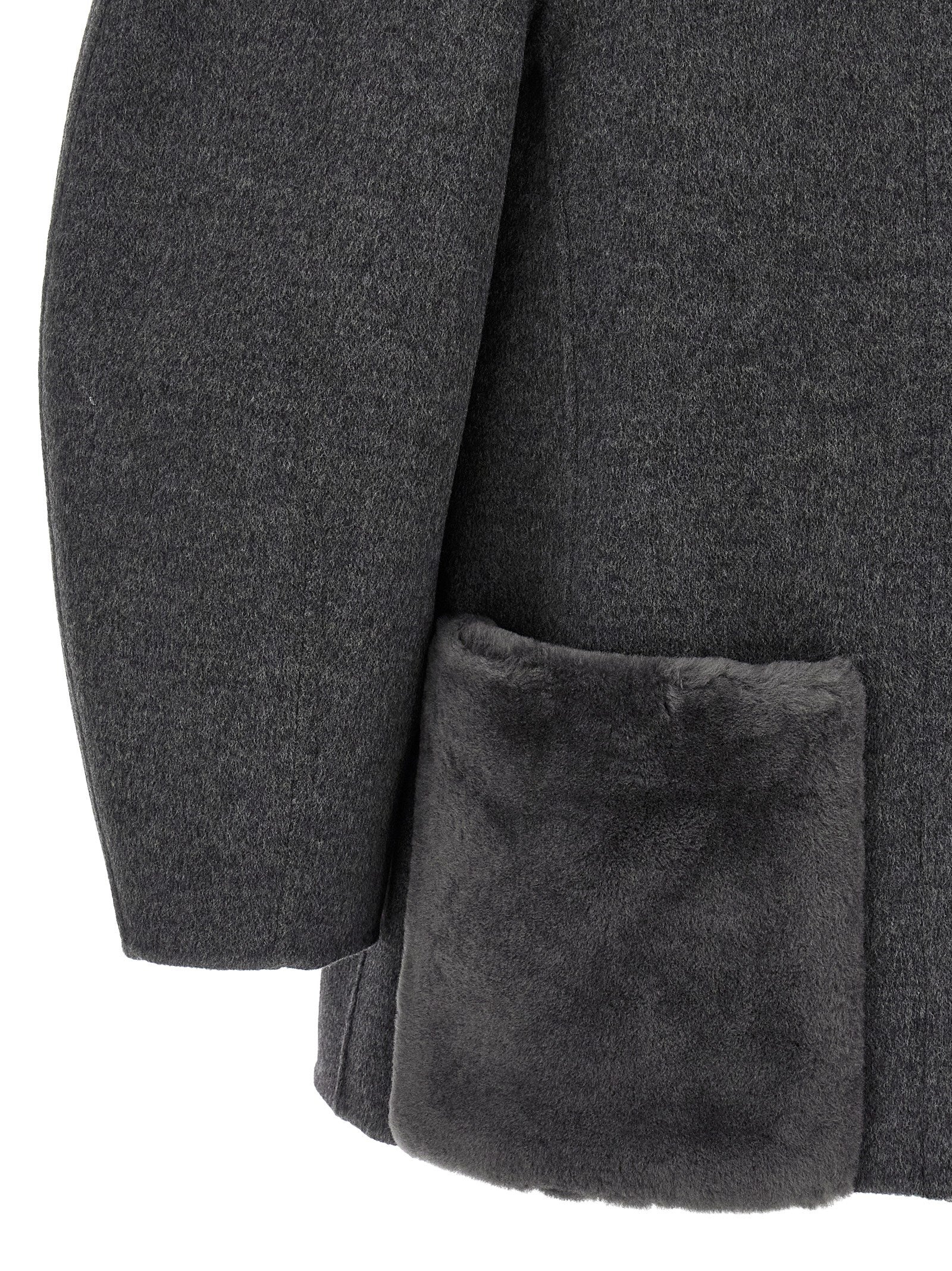 Manteau gris en laine vierge de Fendi, coupe élégante et détails sophistiqués, porté sur un mannequin.