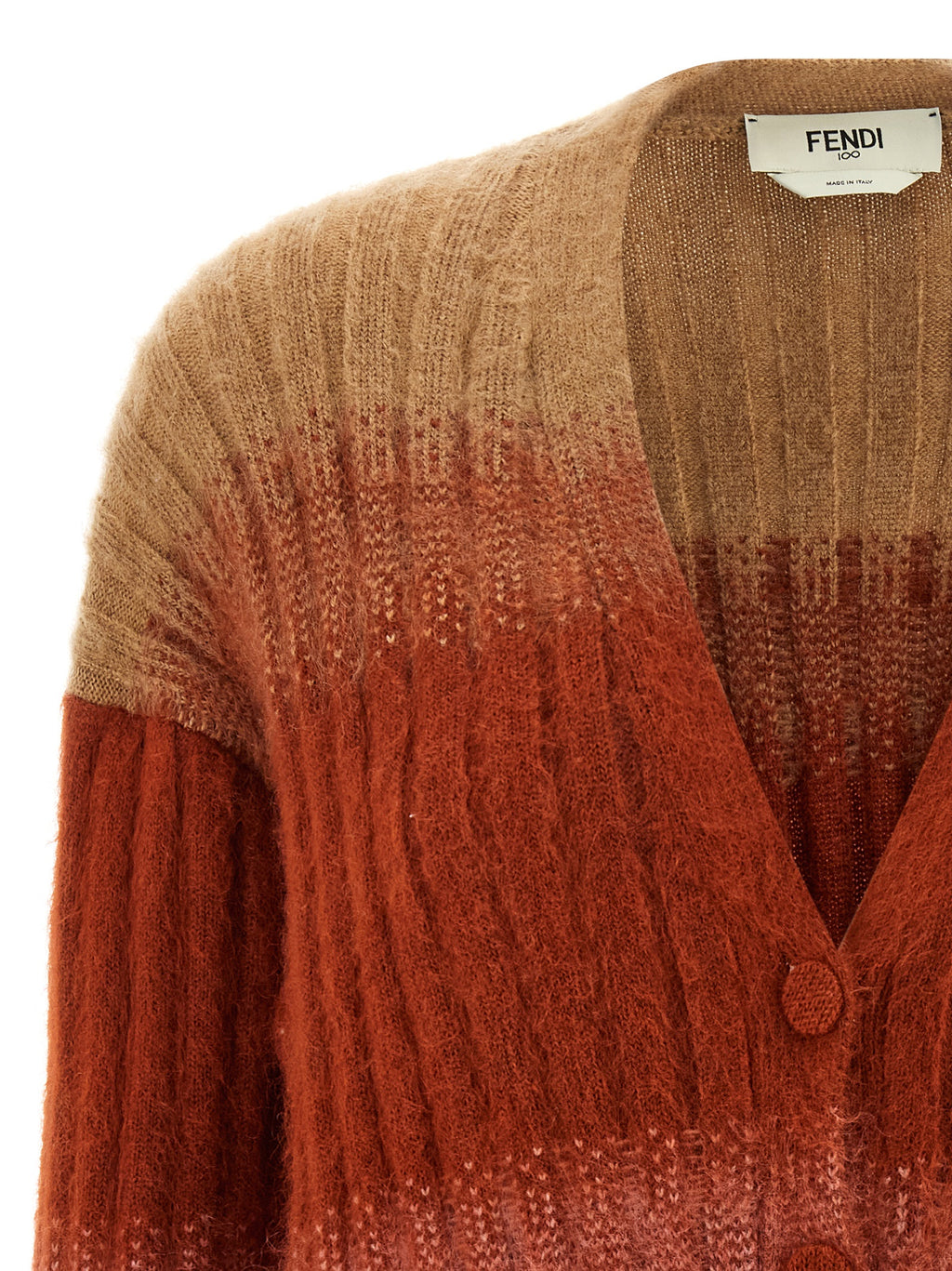 Pull en laine multicolore Fendi avec boutons, affichant un motif vibrant et une coupe élégante, porté par un mannequin.