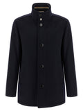Manteau en laine bleue Hugo Boss pour homme, coupe classique et élégante, détail de boutons et col.