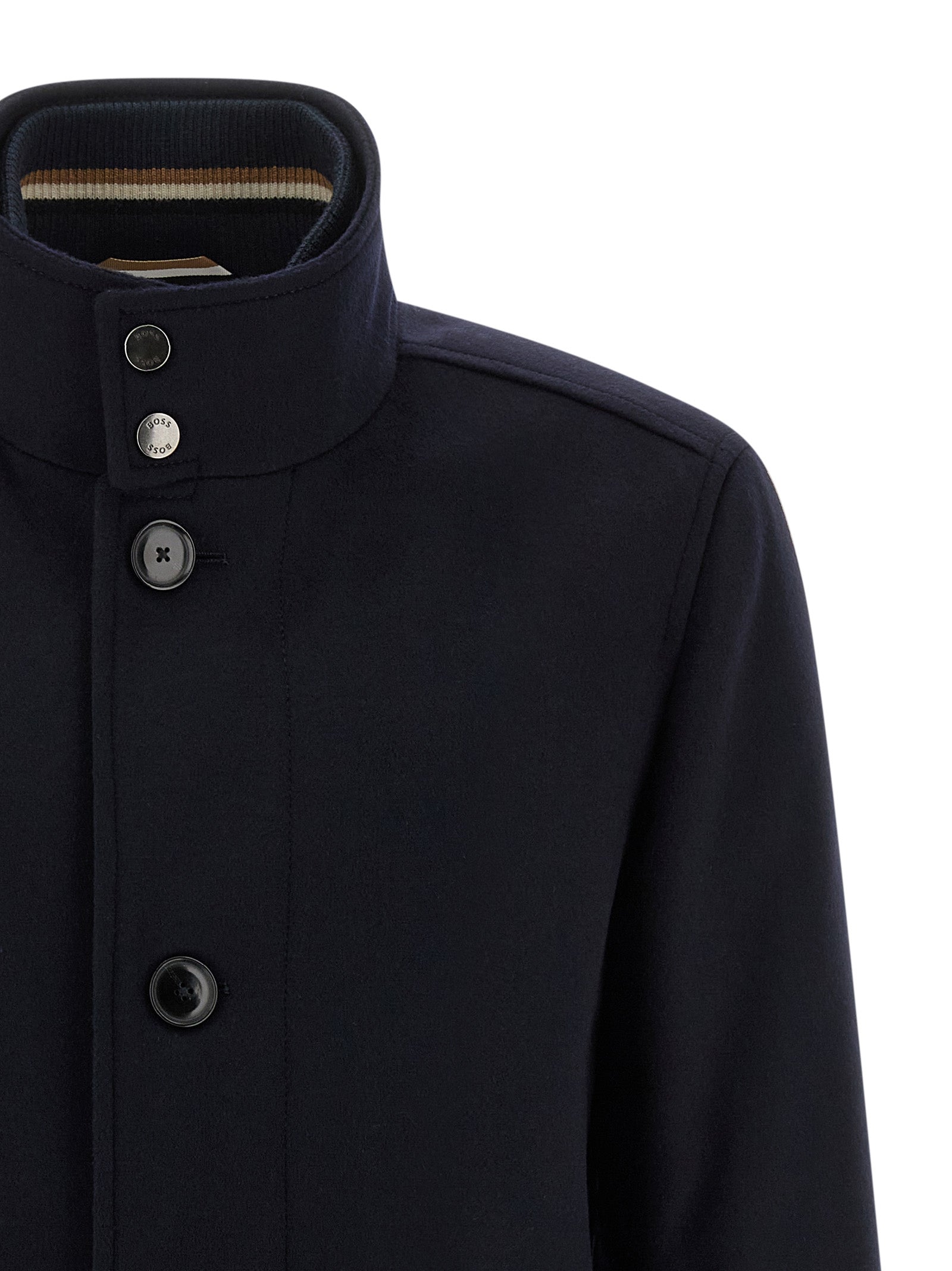 Manteau en laine bleu de Hugo Boss, coupe classique, porté sur un mannequin, détaillé avec col et boutons.