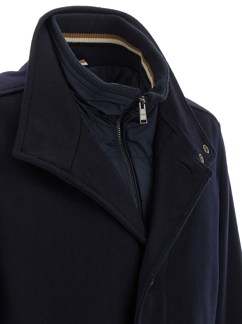Manteau en laine bleue de marque Hugo Boss, élégant et chaud, porté par un modèle dans une tenue sophistiquée.