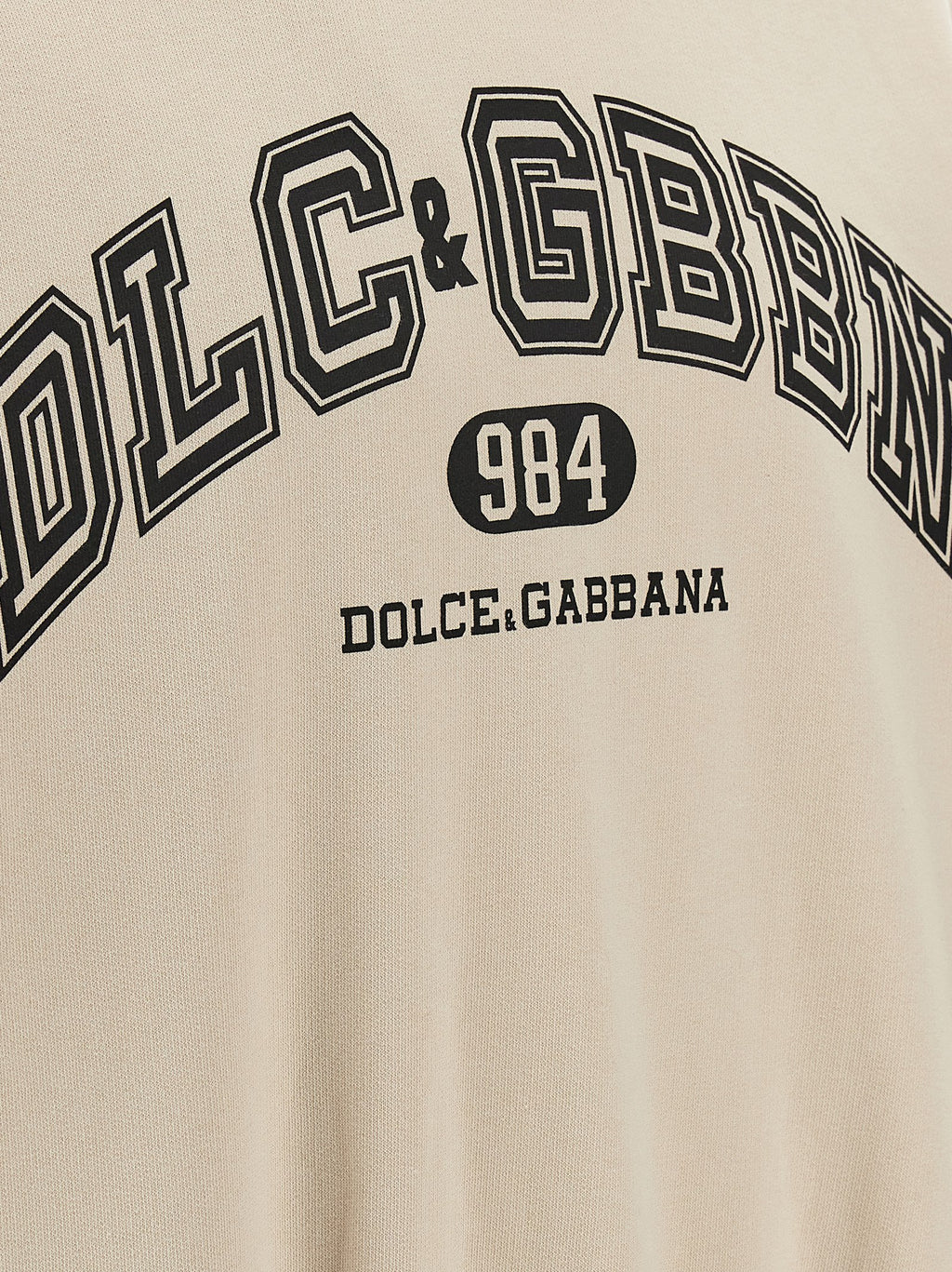Sweat-shirt beige en coton de Dolce & Gabbana, logo discret, porté sur mannequin, vue de face.