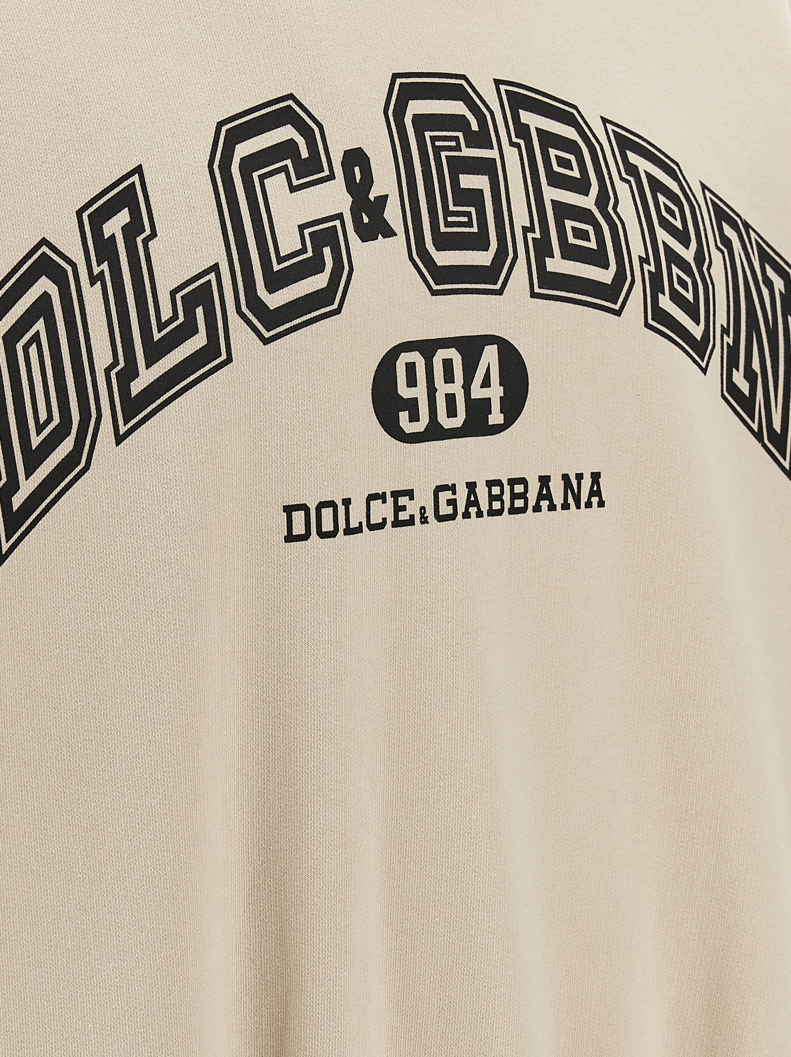 Sweat-shirt beige en coton de Dolce & Gabbana, logo discret, porté sur mannequin, vue de face.