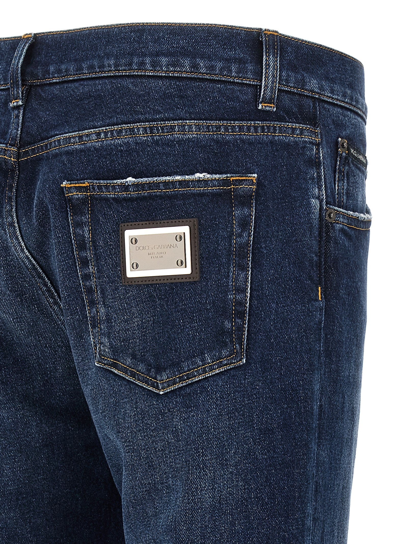 Jeans droits en coton bleu Dolce & Gabbana, vue de face, détails de la coupe et de la texture du tissu.